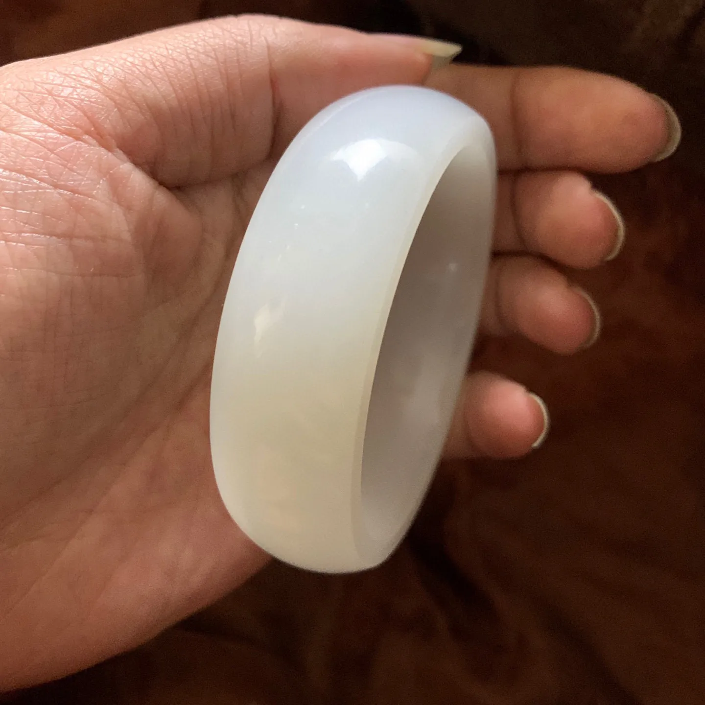 土豪款，和田玉58.8圈口羊脂白宽版手镯【挽间柔情】，镯型古朴典雅。在诗情画意的雨巷相遇，你是我腕间的一抹风情，有你眸有深情.清风荡漾湖间静水，我愿俯身低眉，在烟波涟漪处寻