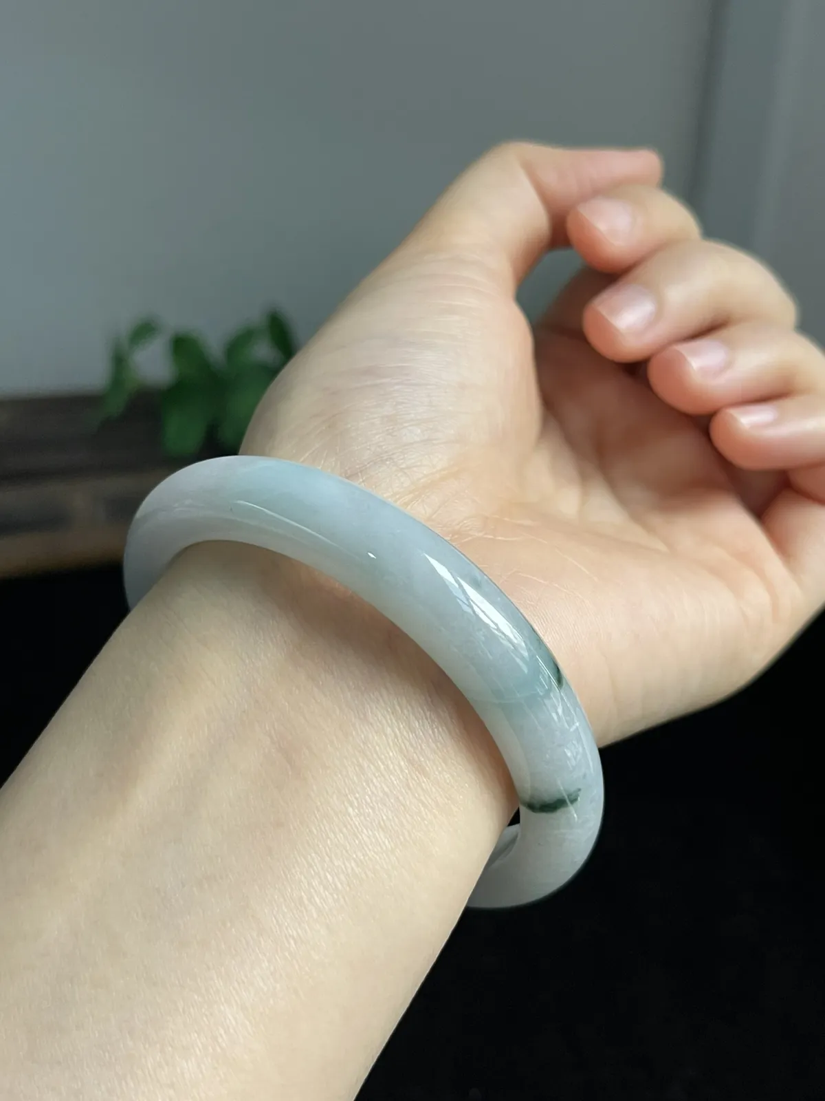翡翠手镯，种老肉细，底子通透，飘三抹蓝绿花，上手漂亮，仙气飘飘