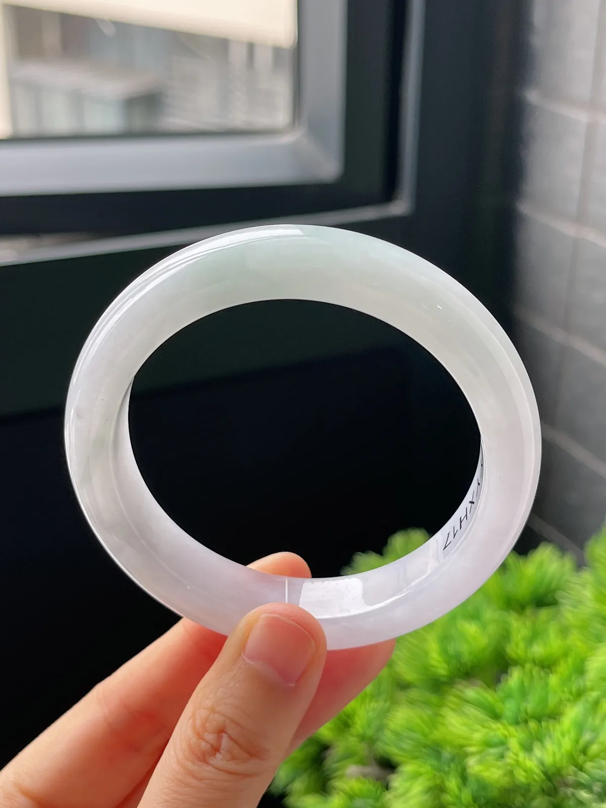 正圈56.9圈口，翡翠糯化种淡绿色手镯