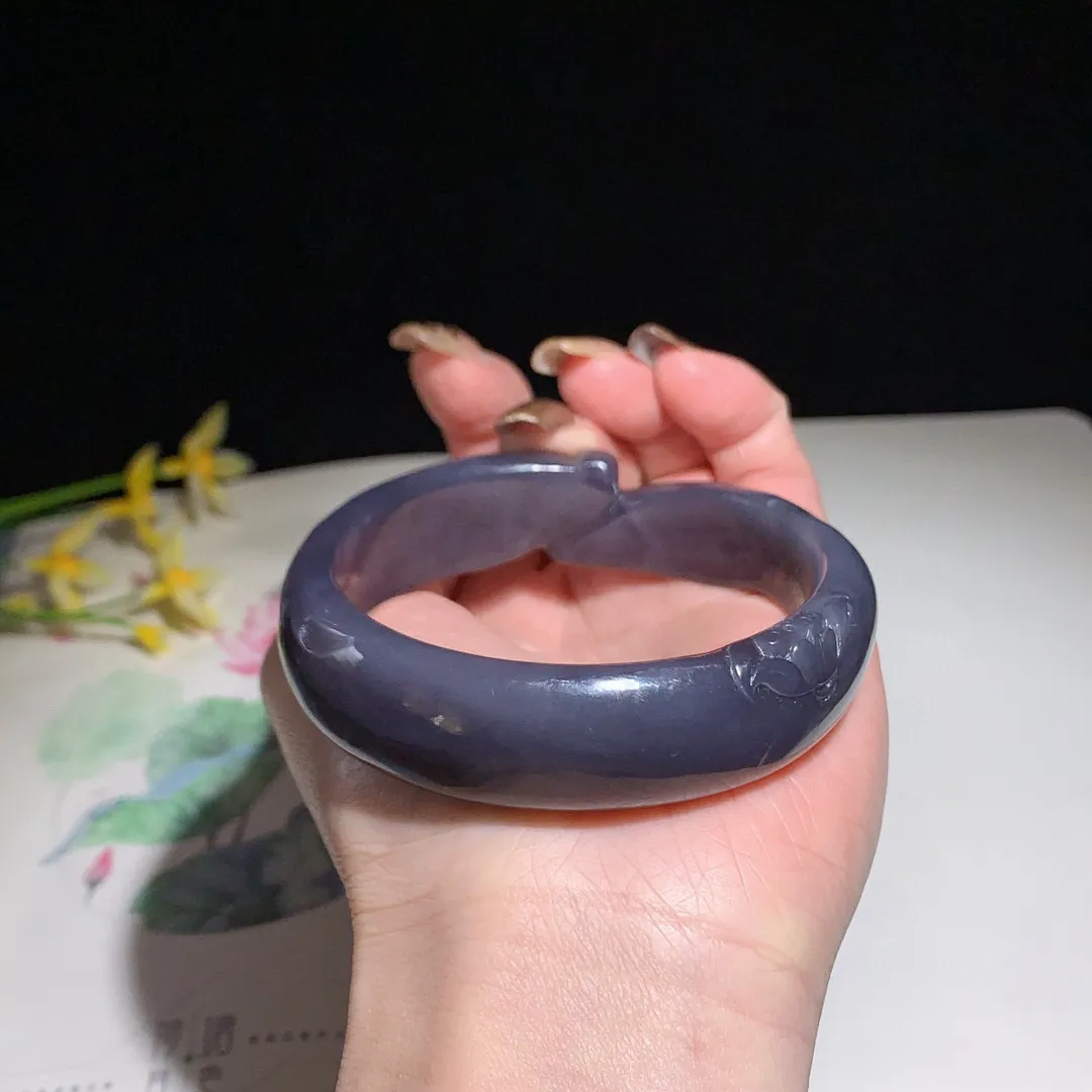 和田玉57圈口紫罗兰色连年有余雕花宽版手镯，玉质细腻油润 底色纯净 无裂无杂 脂粉好，品质好