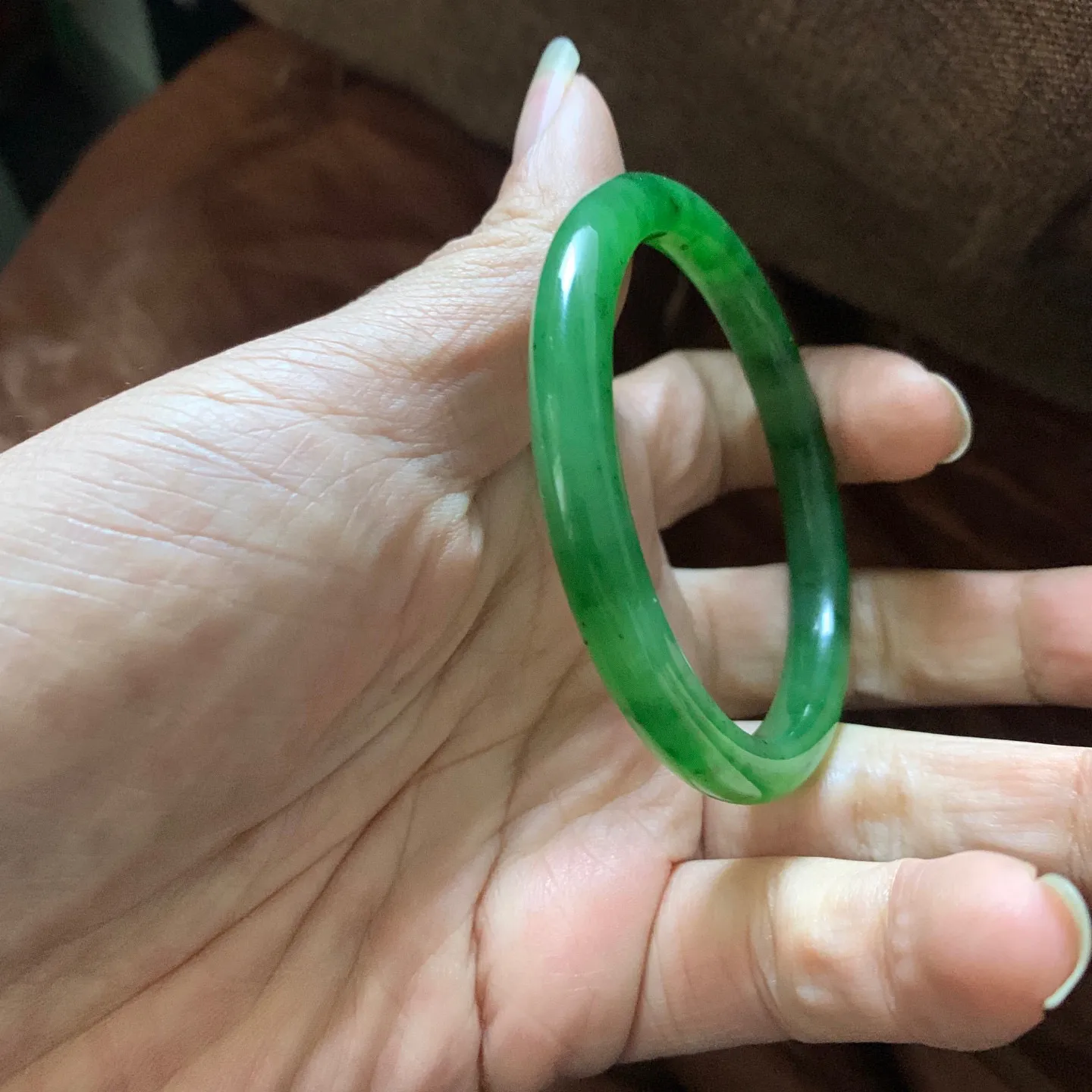 和田玉碧玉54.5圈口苹果绿手镯，镯型古朴典雅。在诗情画意的雨巷相遇，你是我腕间的一抹风情，有你眸有