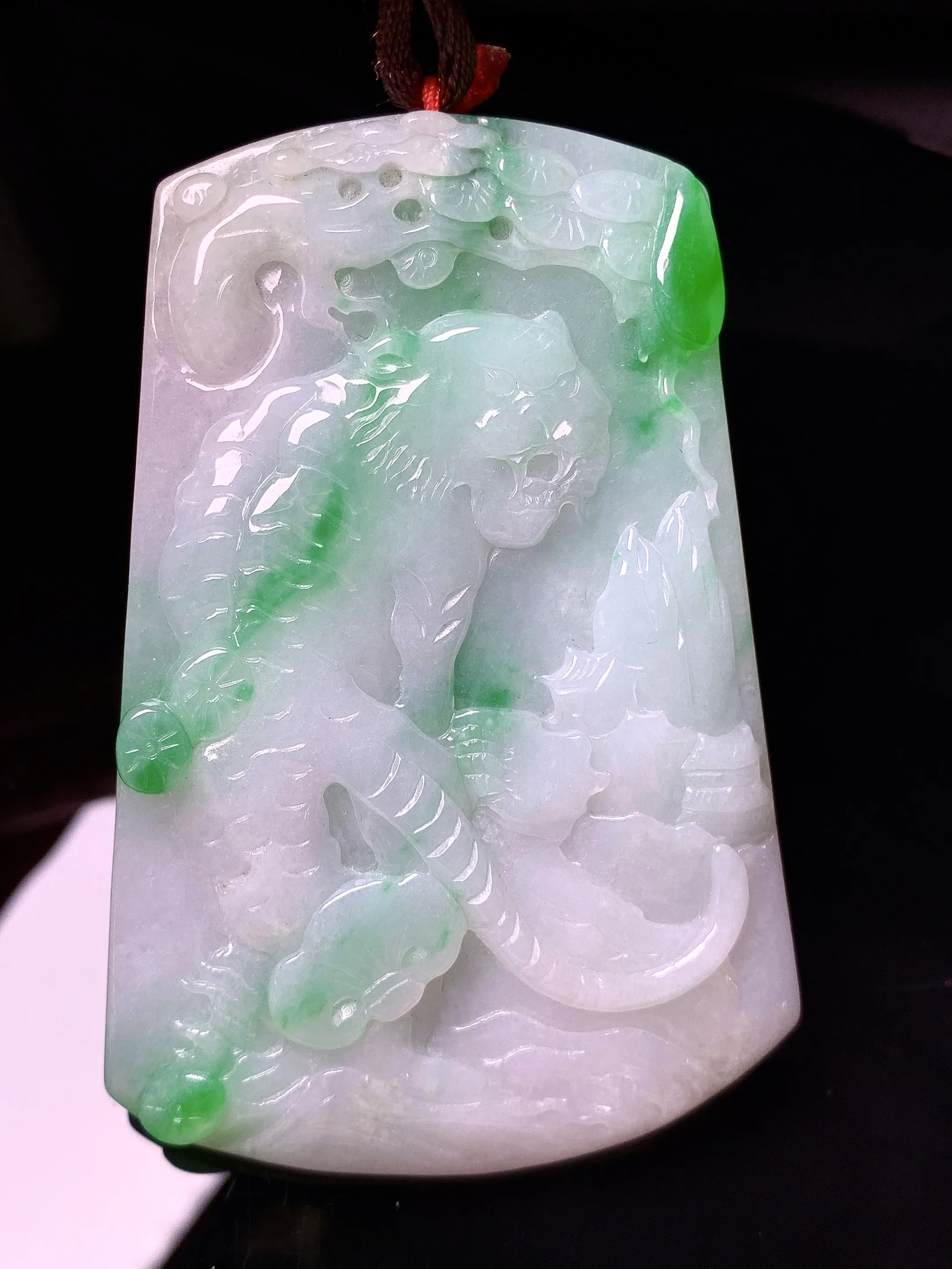 飘绿生肖虎牌吊坠 玉质细腻 色泽艳丽清新 整体尺寸70*47.2*6.2