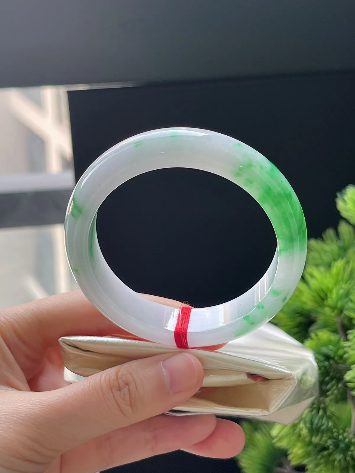 正圈54.6圈口，翡翠糯化种飘绿手镯