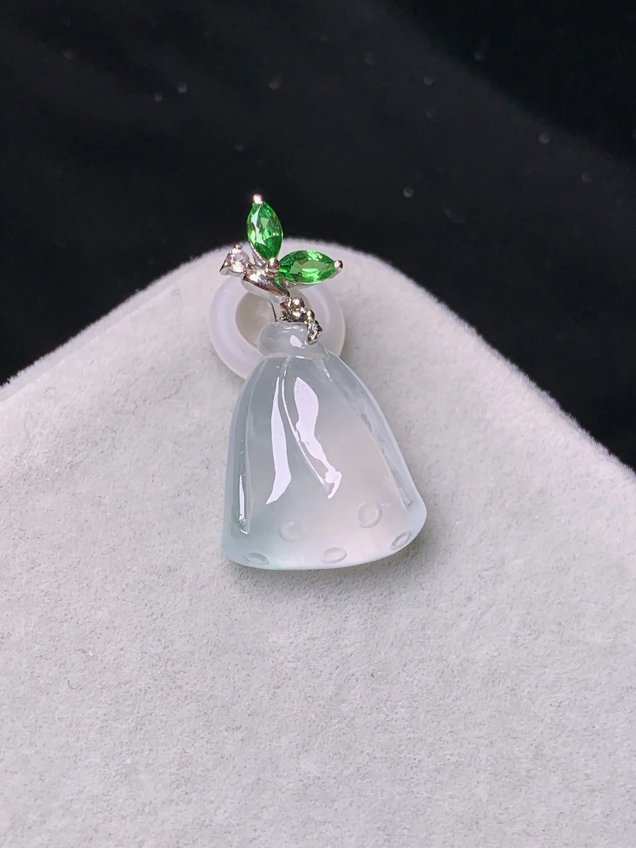 18k金钻镶嵌冰种莲蓬吊坠 玉质细腻 色泽艳丽清新 整体尺寸23.5*12.8*6