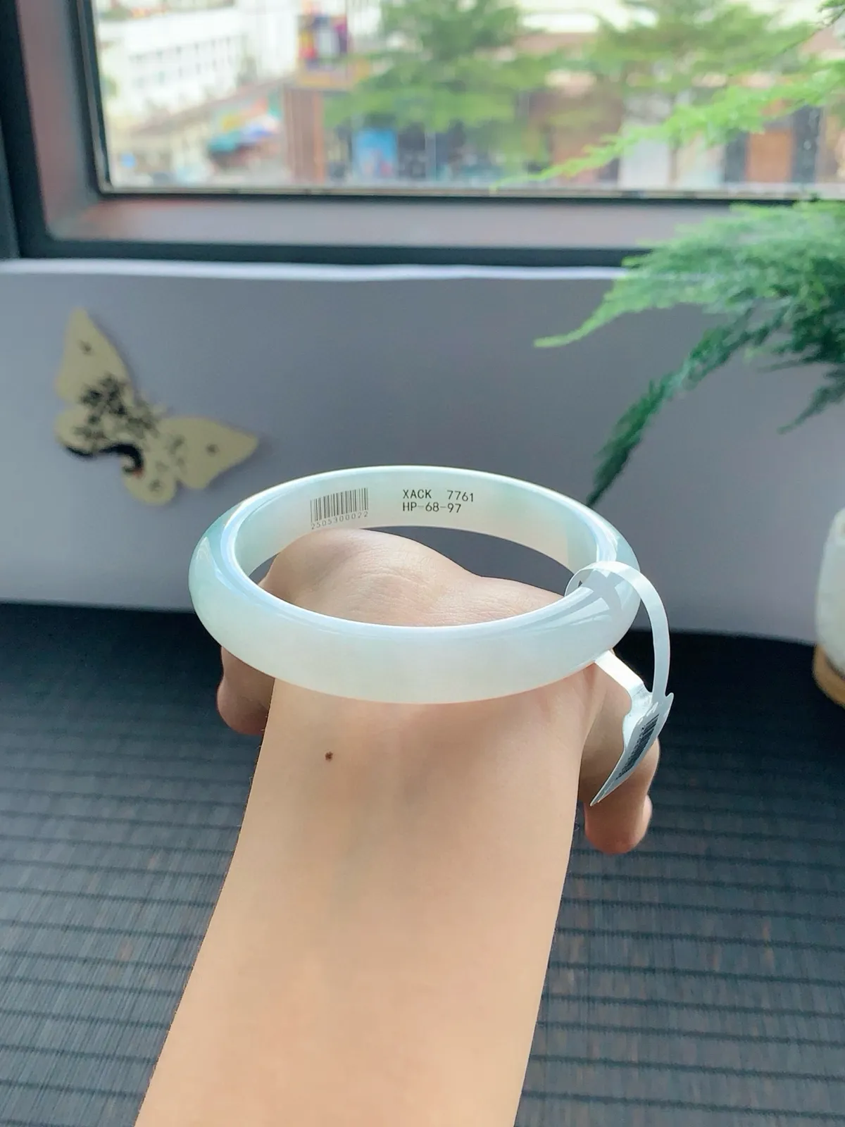 冰飘花手镯，镯色生香，水润中透着灵气，仿佛有生命在其中流淌。花色灵动飘逸，如同翩翩起舞的精灵，为手镯增添了无尽的魅力
【尺寸】61-11.5-8mm