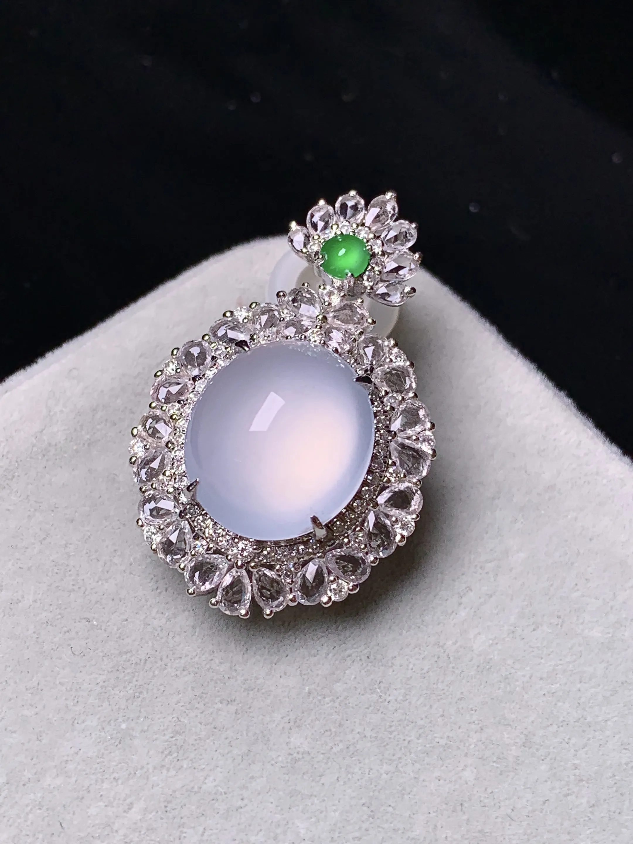 18k金钻镶嵌冰种蛋面吊坠 玉质细腻 色泽艳丽清新 整体尺寸29.3*18.7*11.3