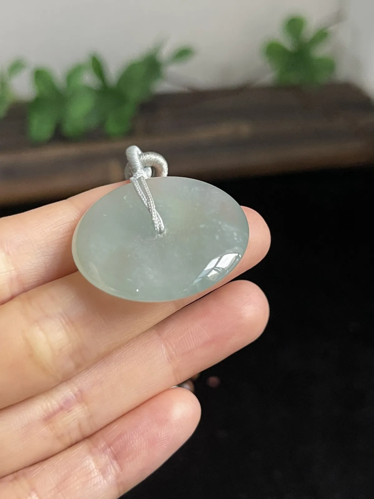 翡翠冰糯种淡绿色平安扣，配珠未测