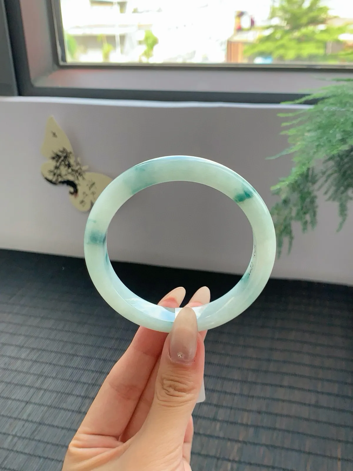 【冰飘花手镯】
一汀烟雨杏花寒雨过天晴的柔风绿色 澄净湖水的宁静仿佛整个春天都在里面
【尺寸】61-13-8mm