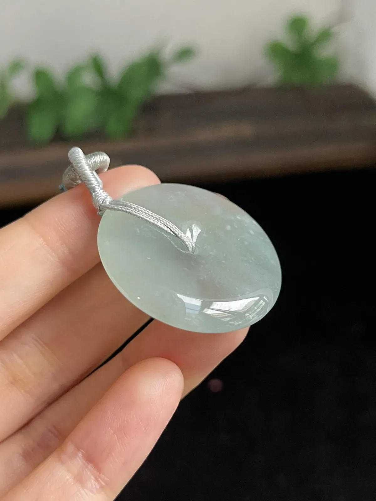 翡翠冰糯种淡绿色平安扣，配珠未测