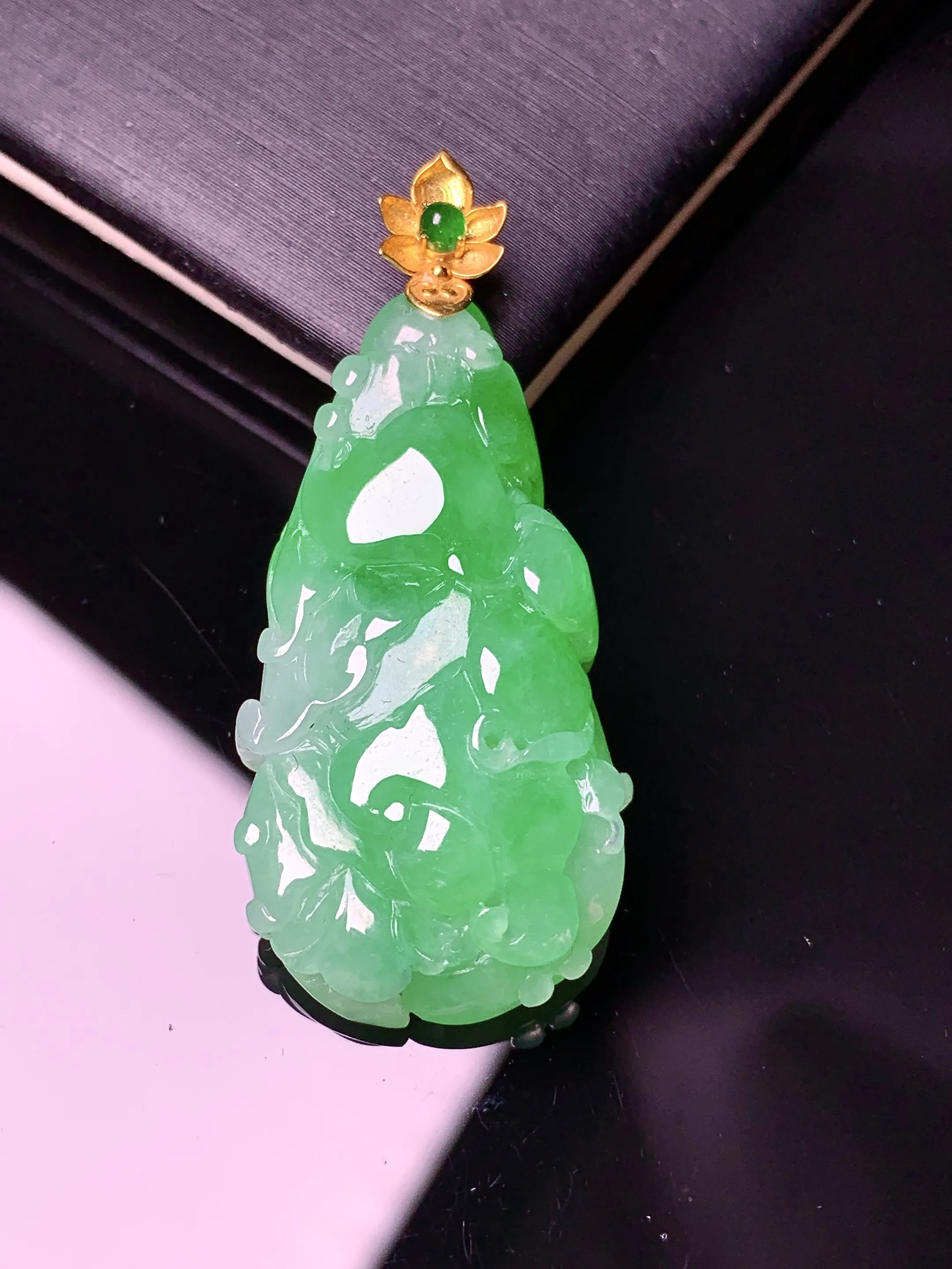 18k金镶嵌翠绿白菜吊坠 玉质细腻 色泽艳丽清新 整体尺寸40.3*18*8.8