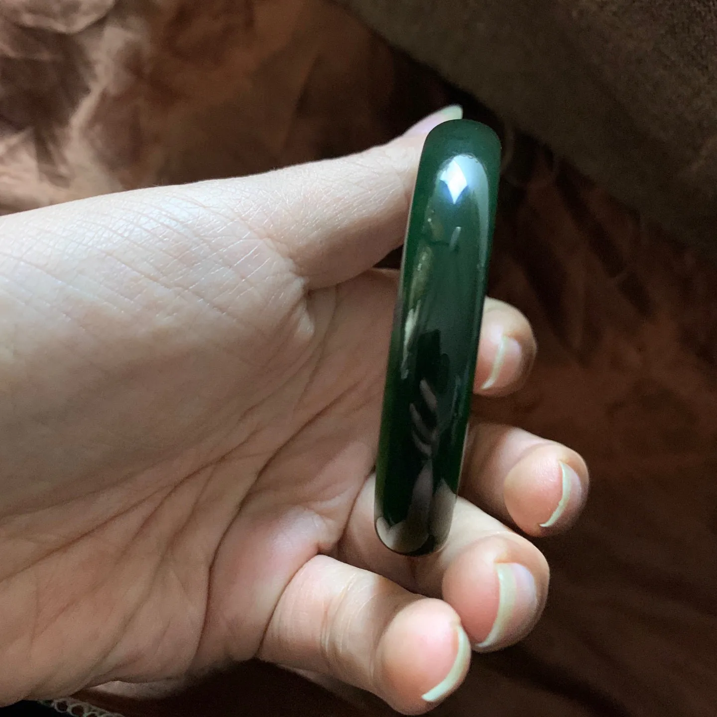 和田玉碧玉61.5圈口菠菜绿手镯，镯型古朴典雅。在诗情画意的雨巷相遇，你是我腕间的一抹风情，有你眸有深情.清风荡漾湖间静水，我愿俯身低眉，在烟波涟漪处寻