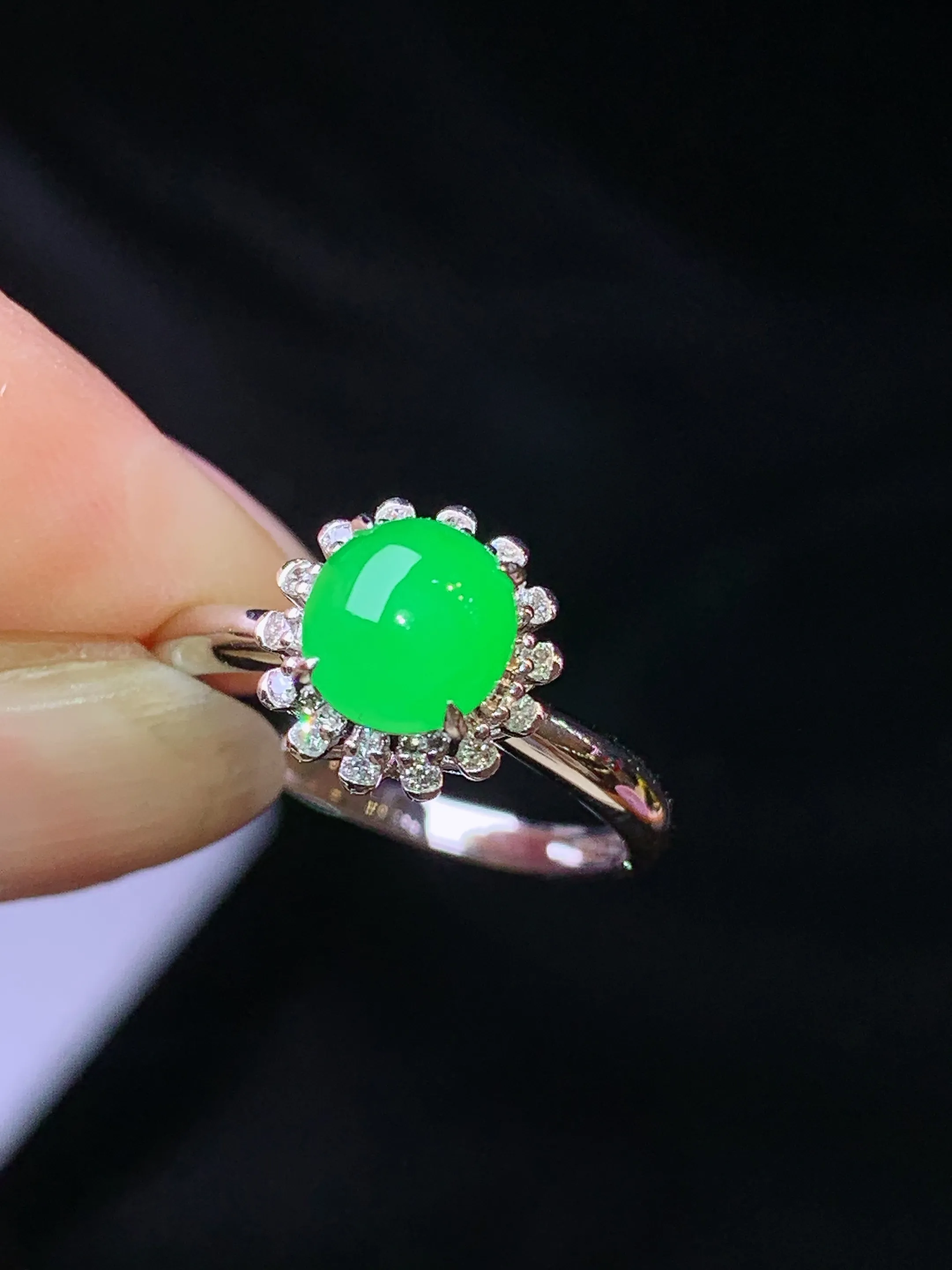 18k金钻镶嵌满绿蛋面戒指 玉质细腻 色泽艳丽清新 圈口13 整体尺寸10*8.2