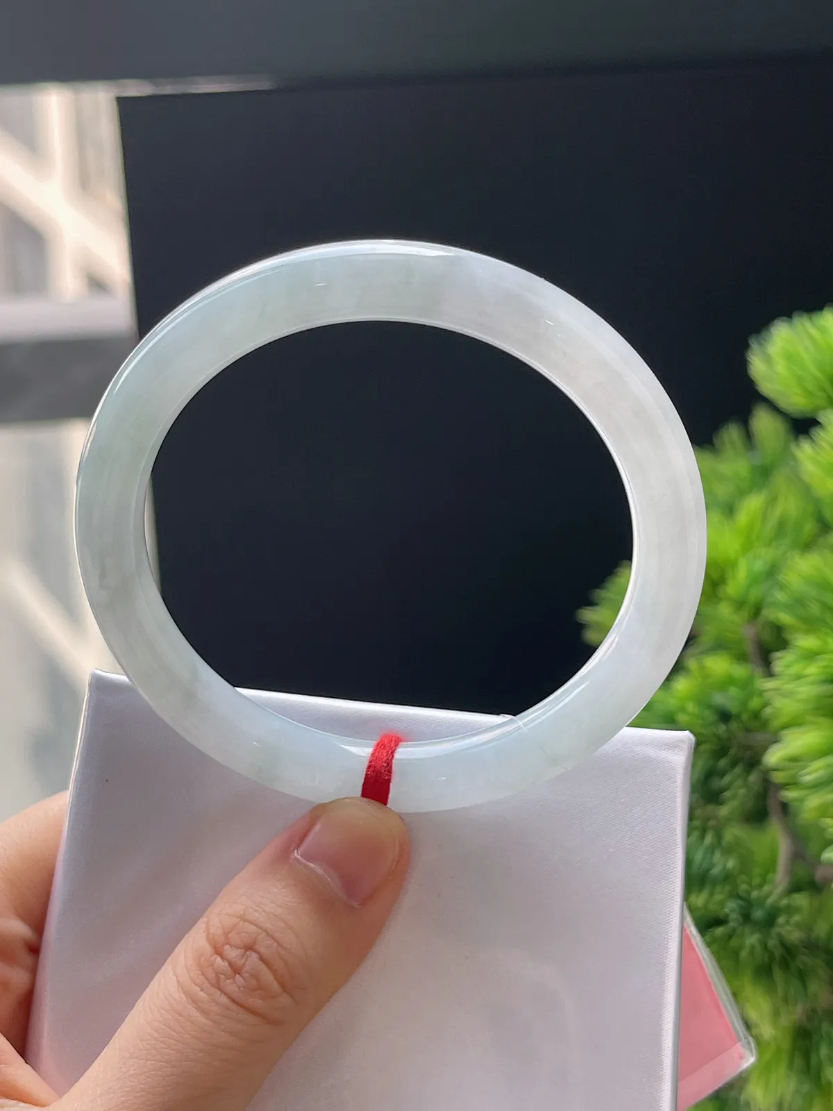 圆镯55.9圈口，翡翠糯化种淡绿色手镯