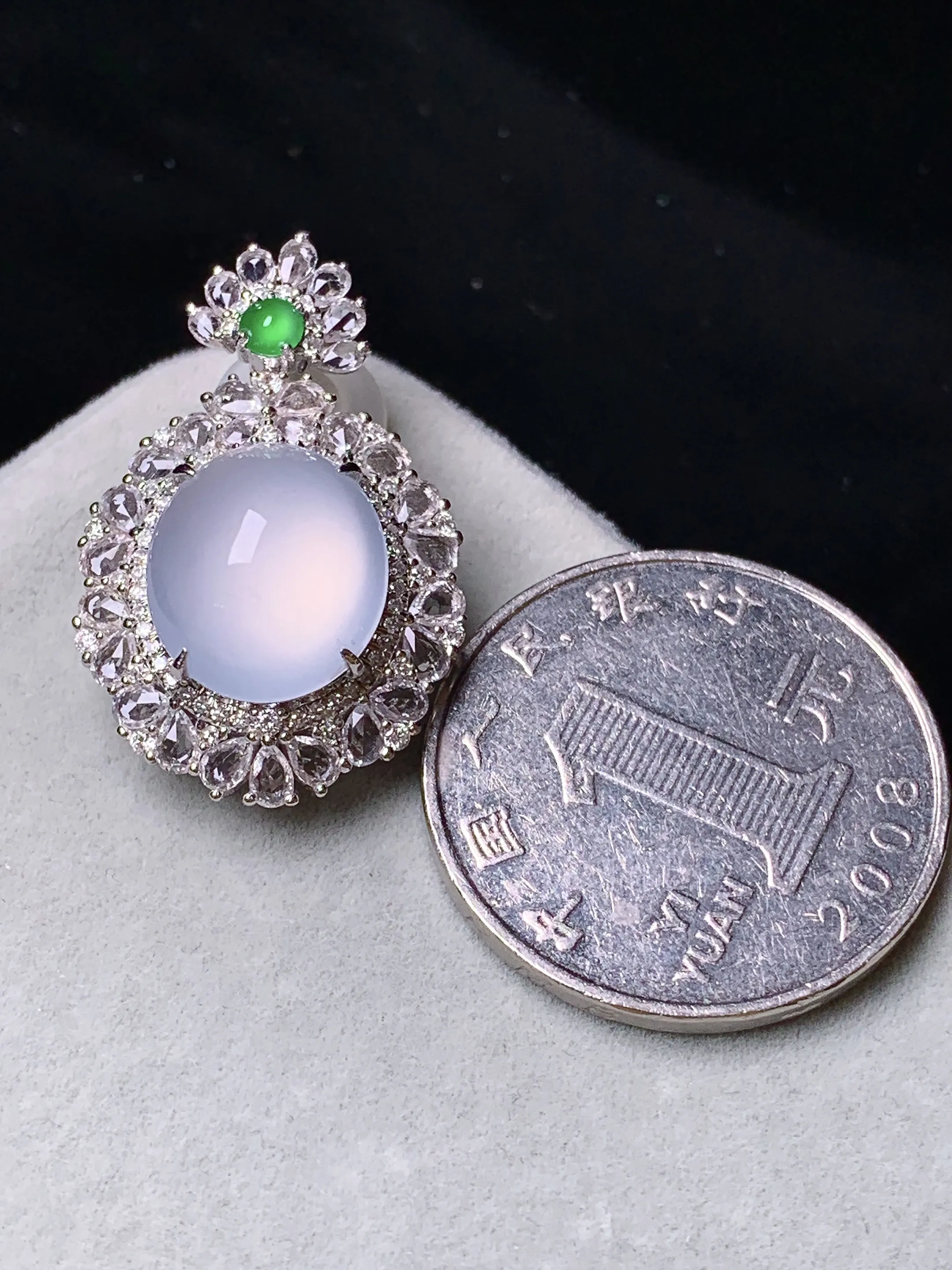 18k金钻镶嵌冰种蛋面吊坠 玉质细腻 色泽艳丽清新 整体尺寸29.3*18.7*11.3