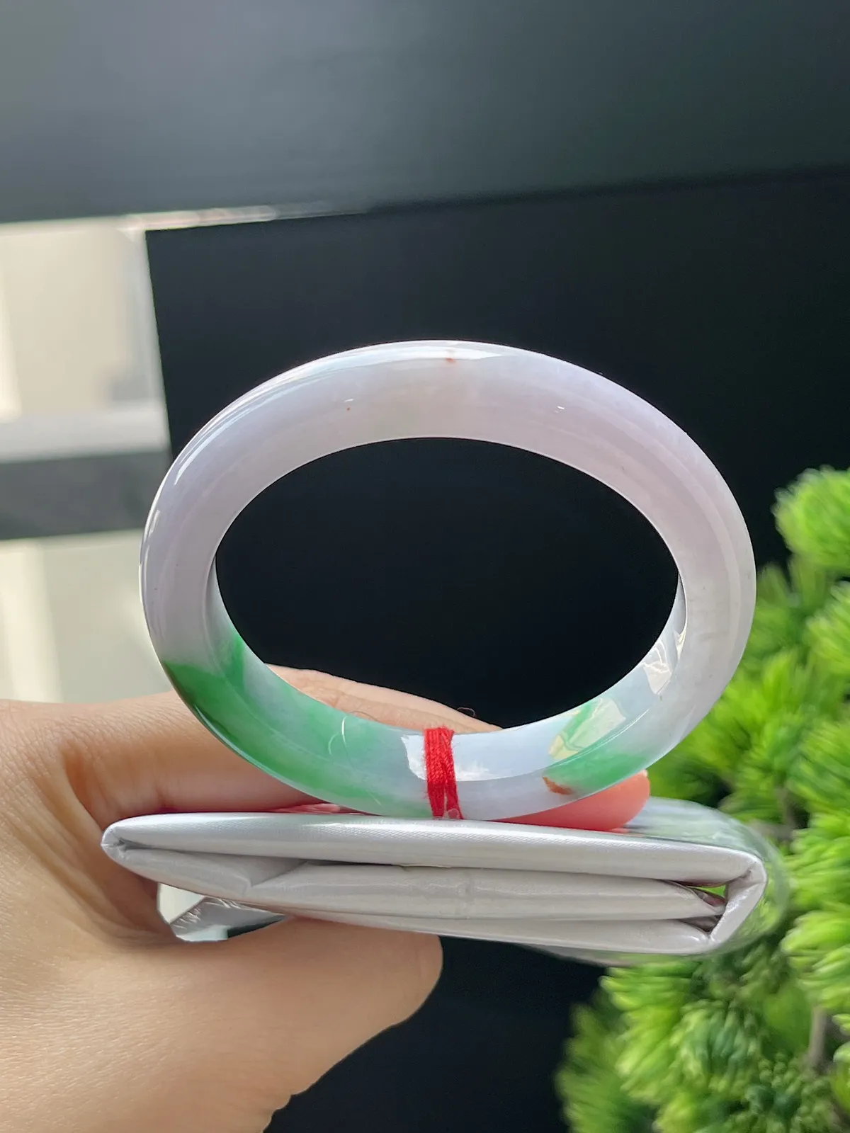 贵妃镯52.5圈口，翡翠糯化种辣绿色手镯