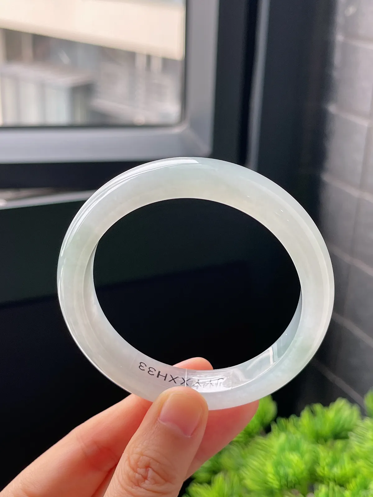 正圈56.4圈口，翡翠冰糯种淡绿色手镯