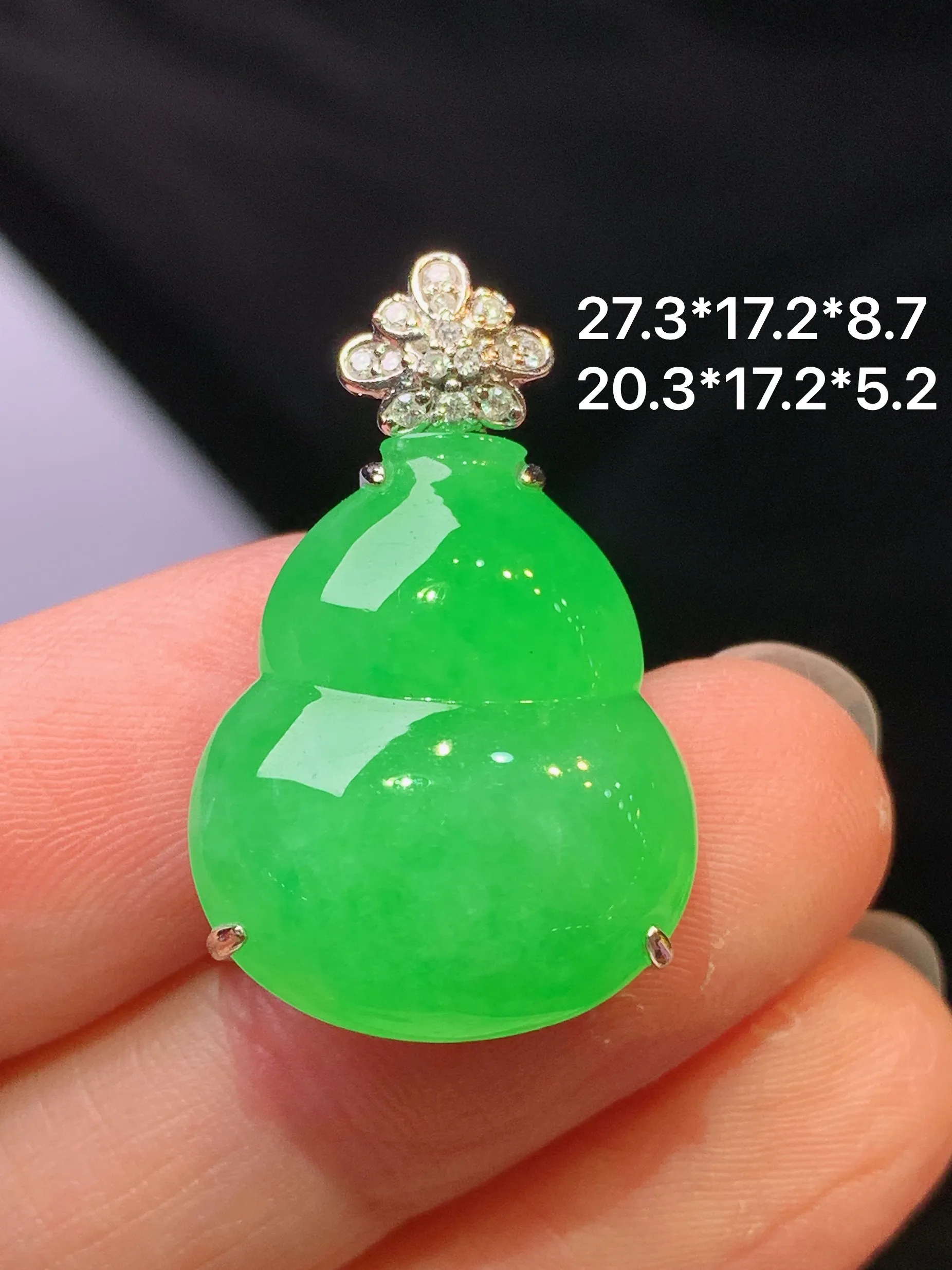 18k金钻镶嵌翠绿葫芦吊坠 玉质细腻 色泽艳丽清新 整体尺寸27.3*17.2*8.7