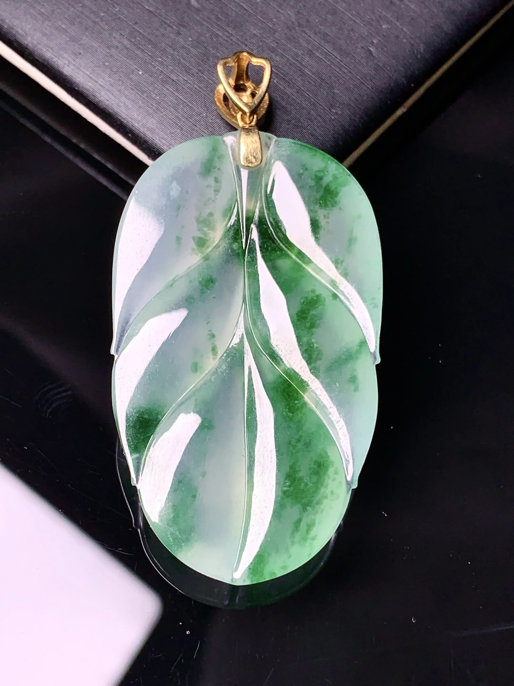 18k金镶嵌飘绿树叶吊坠 玉质细腻 色泽艳丽清新 整体尺寸51*24.5*6.2