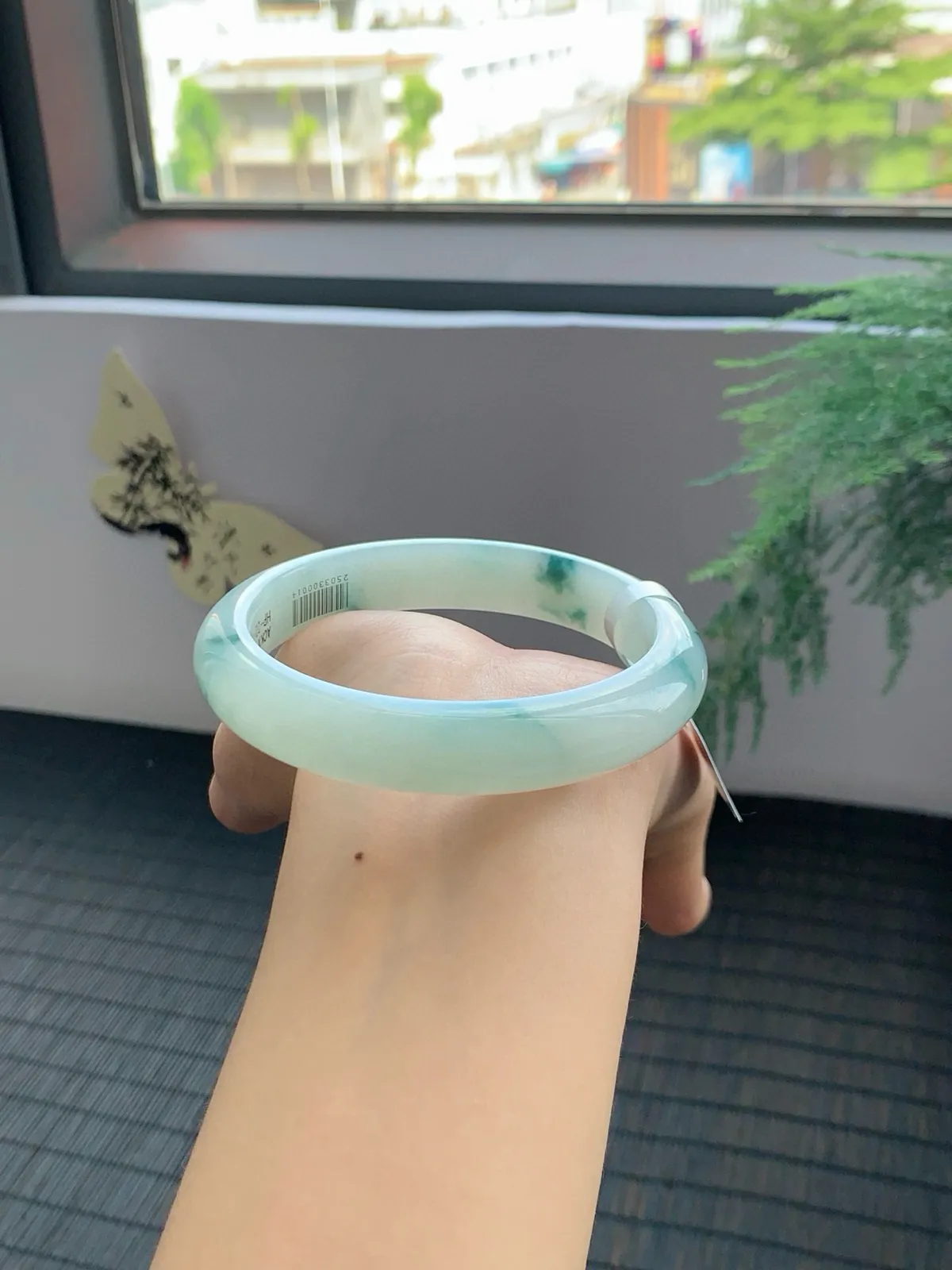 【冰飘花手镯】
一汀烟雨杏花寒雨过天晴的柔风绿色 澄净湖水的宁静仿佛整个春天都在里面
【尺寸】61-13-8mm