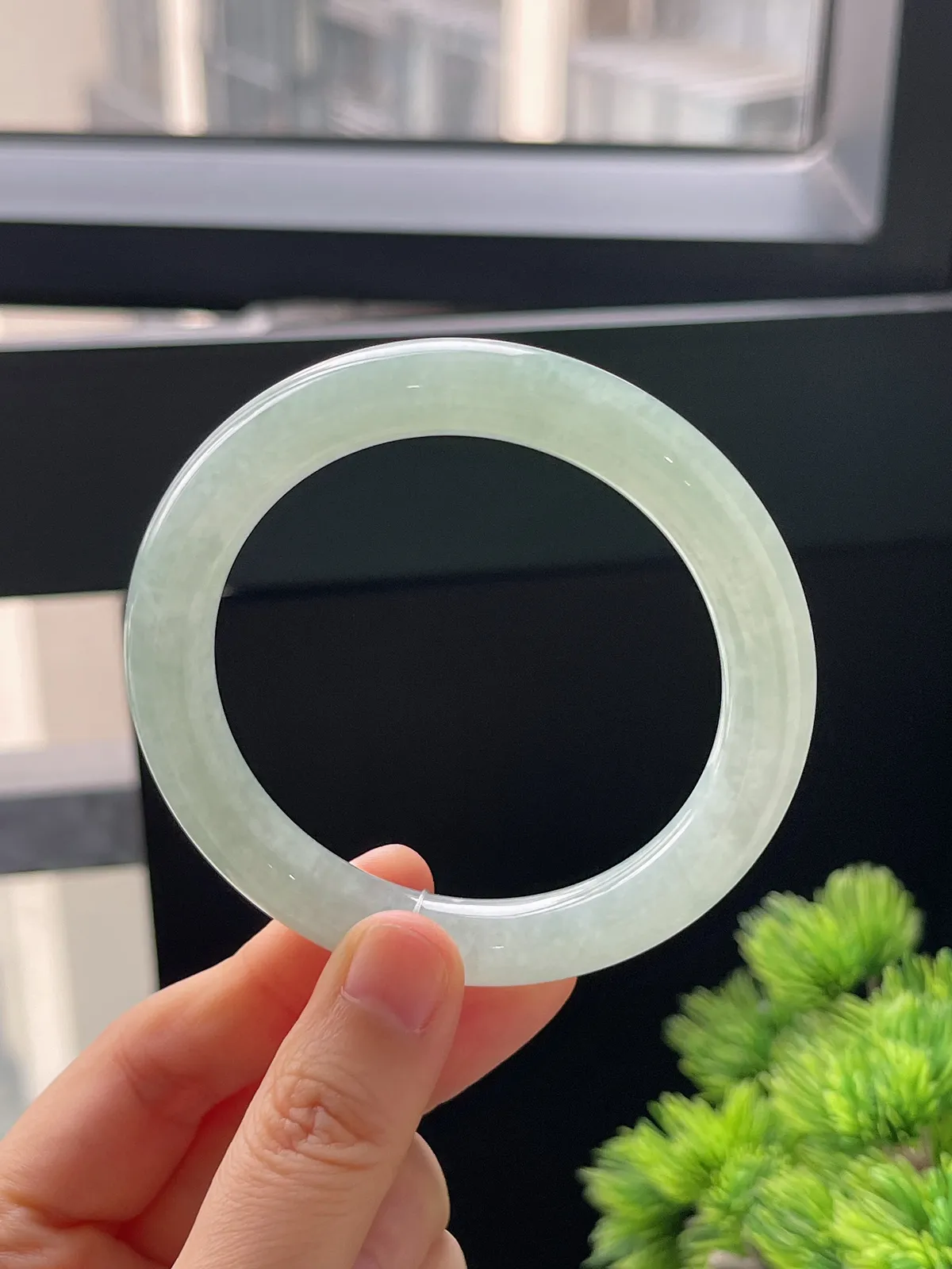 圆镯55.7圈口，翡翠冰糯种浅绿色手镯