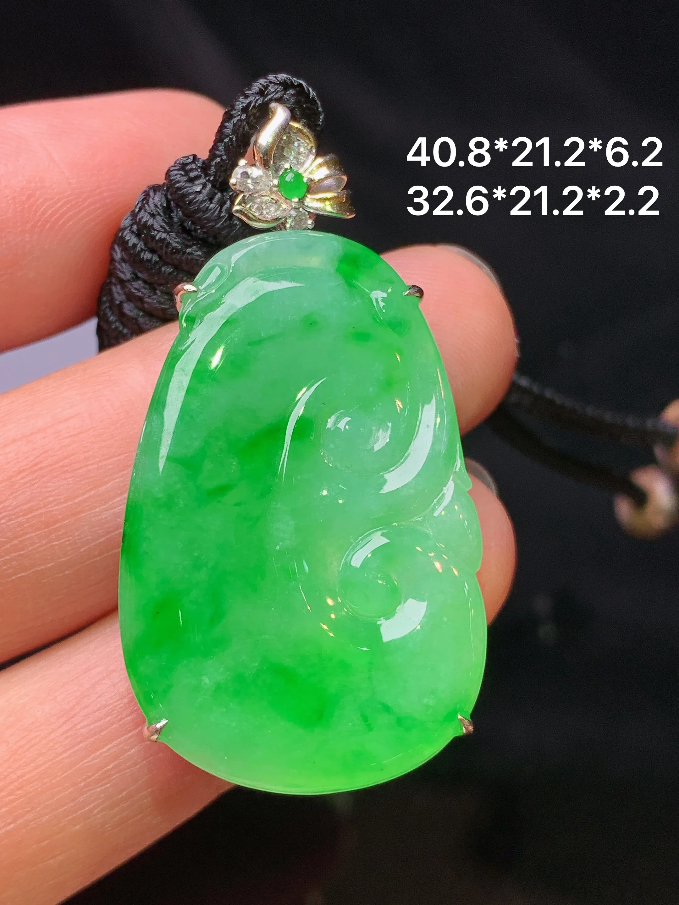 18k金钻镶嵌翠绿如意吊坠 玉质细腻 色泽艳丽清新 整体尺寸40.8*21.2*6.2