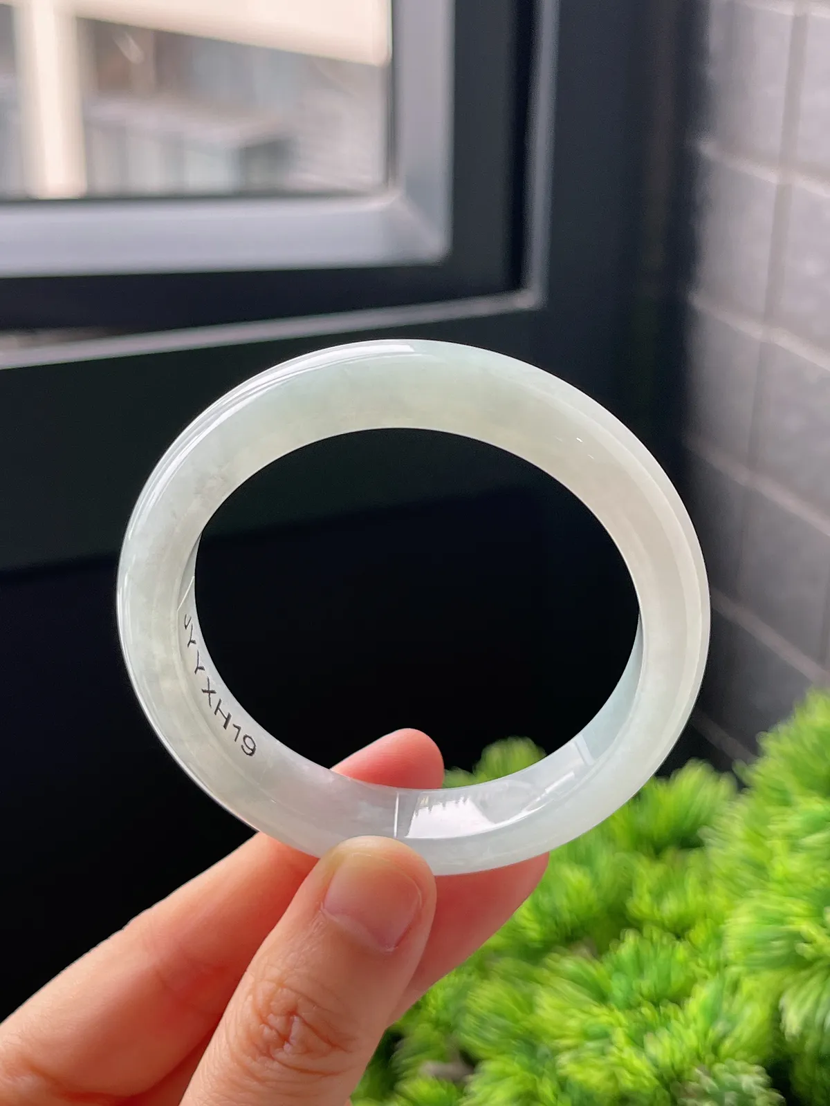 正圈51.8圈口，翡翠冰糯种淡绿色手镯