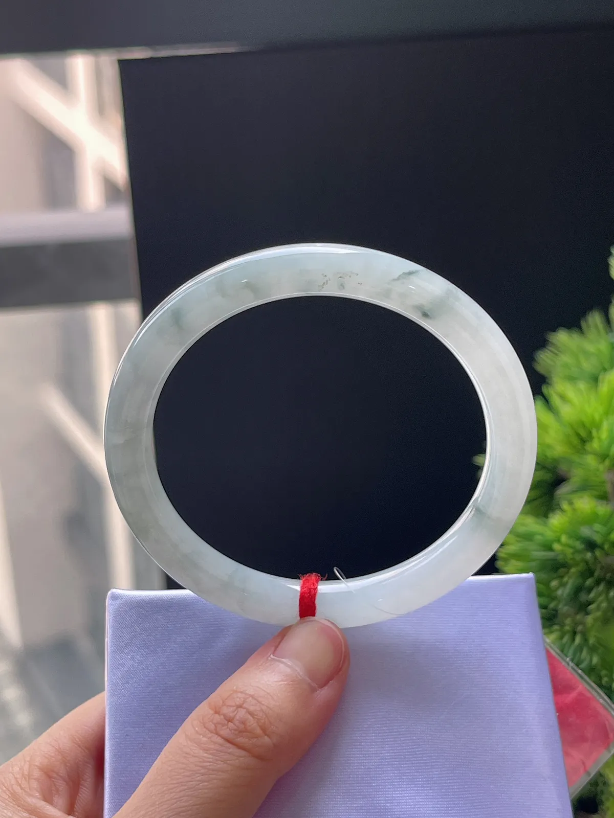 圆镯54.6圈口，翡翠飘蓝花手镯