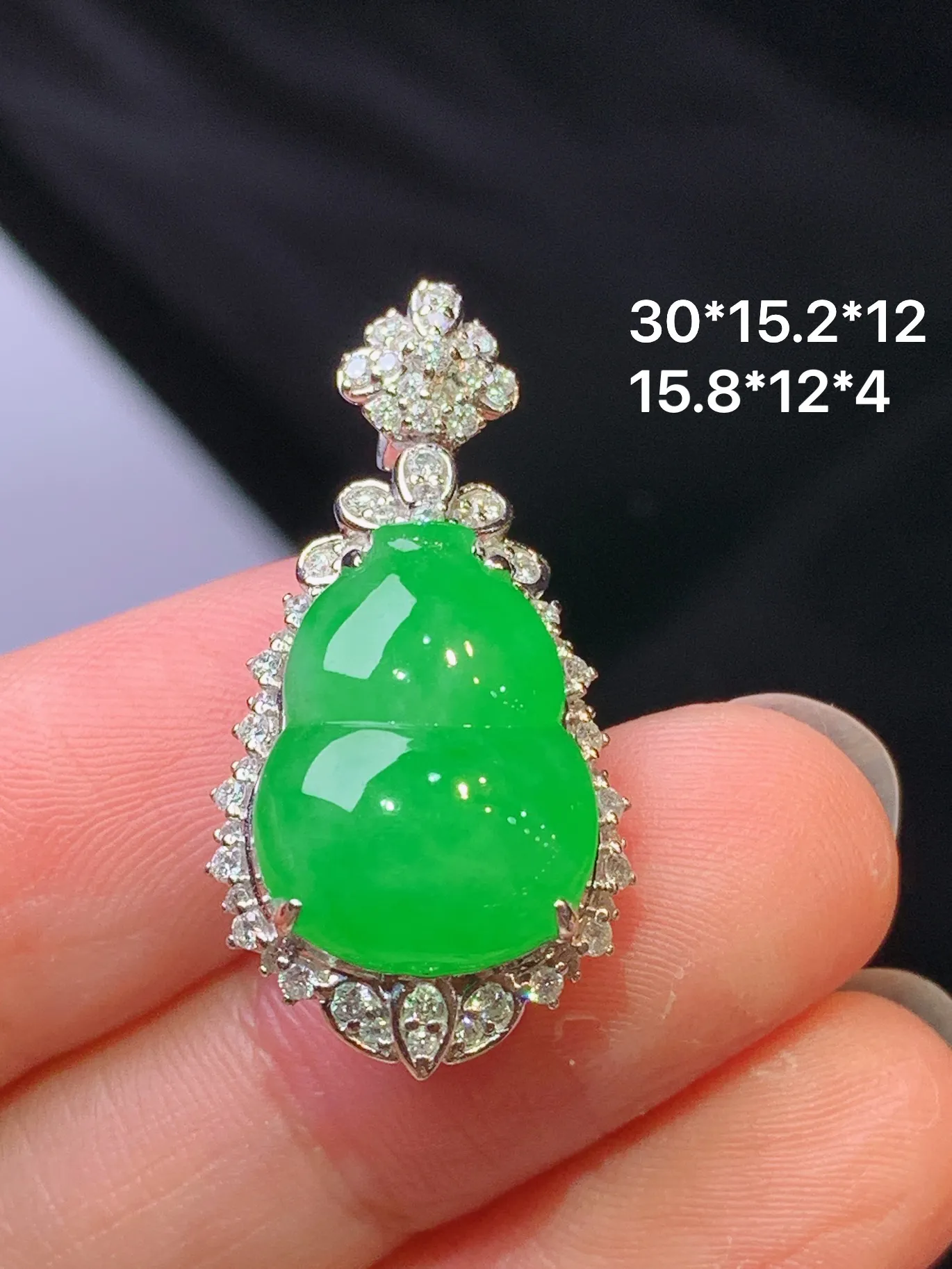 18k金钻镶嵌满绿葫芦吊坠 玉质细腻 色泽艳丽清新 整体尺寸30*15.2*12