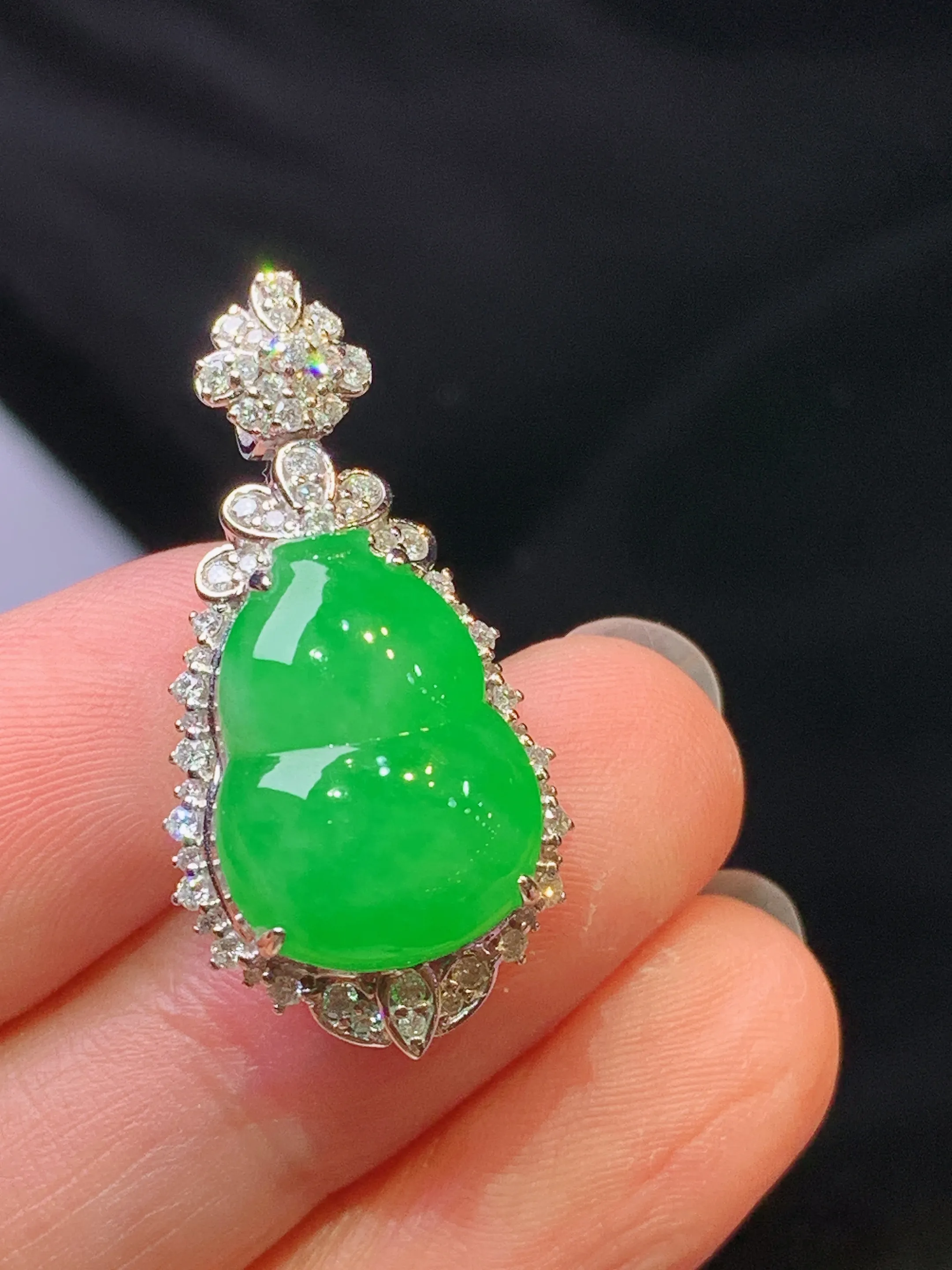 18k金钻镶嵌满绿葫芦吊坠 玉质细腻 色泽艳丽清新 整体尺寸30*15.2*12