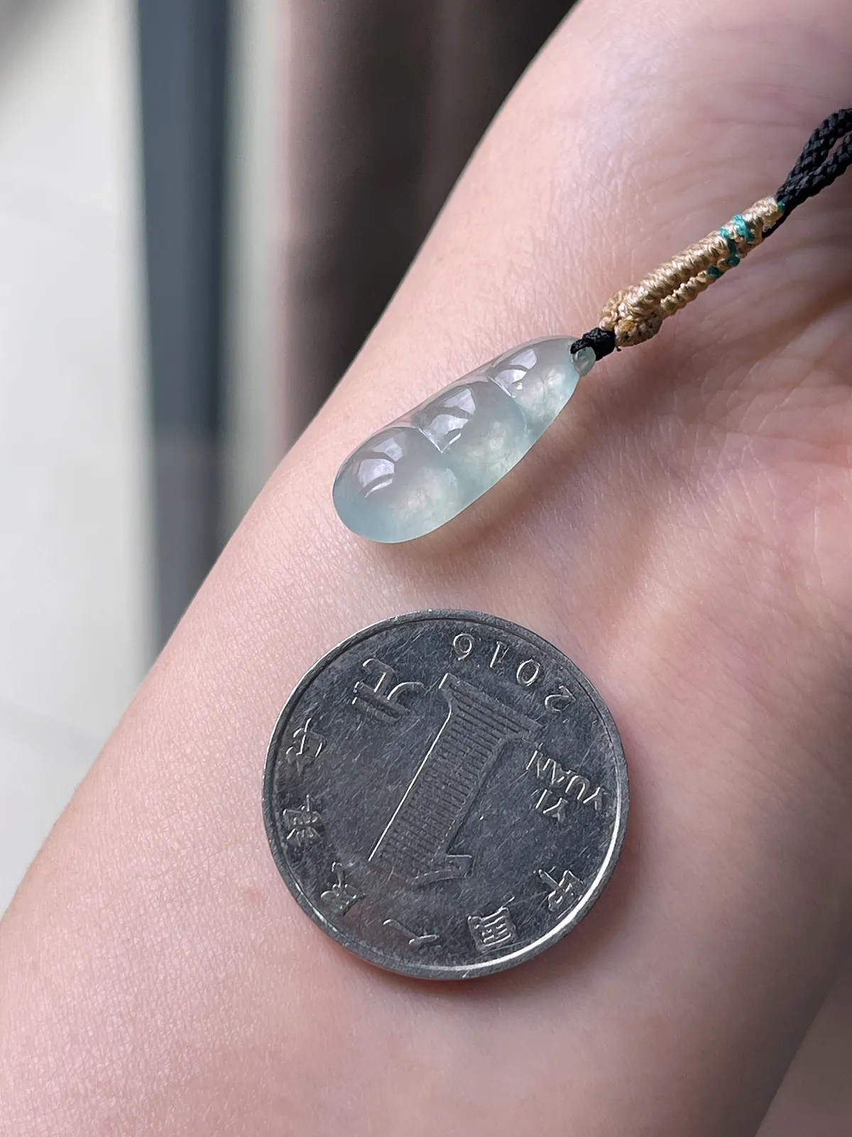 翡翠冰种淡绿色福豆吊坠