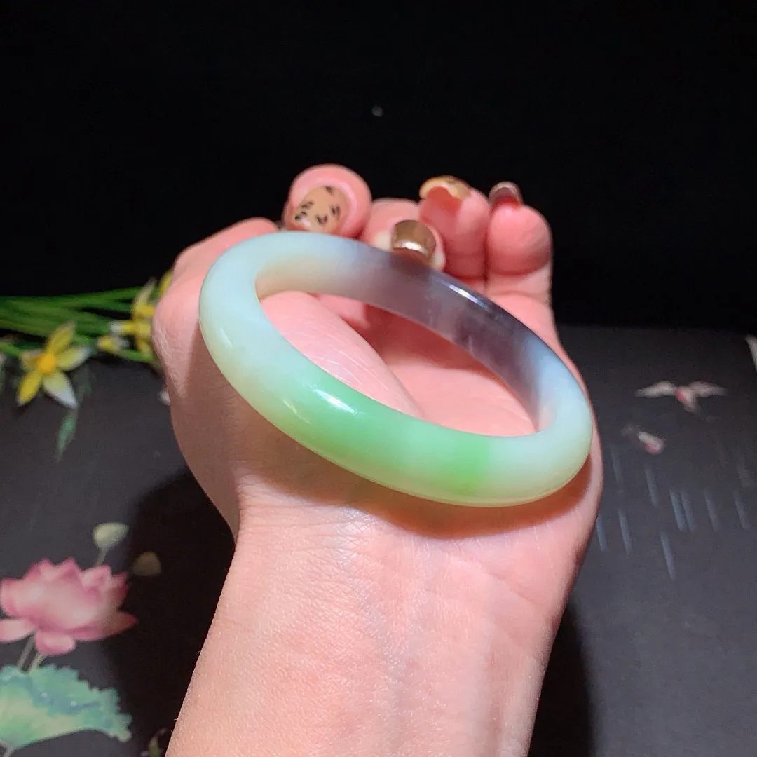 和田玉53圈口翠青漂紫三色手镯！青海翠！玉质细腻油润 底色纯净 无裂无杂 脂粉好，品质高