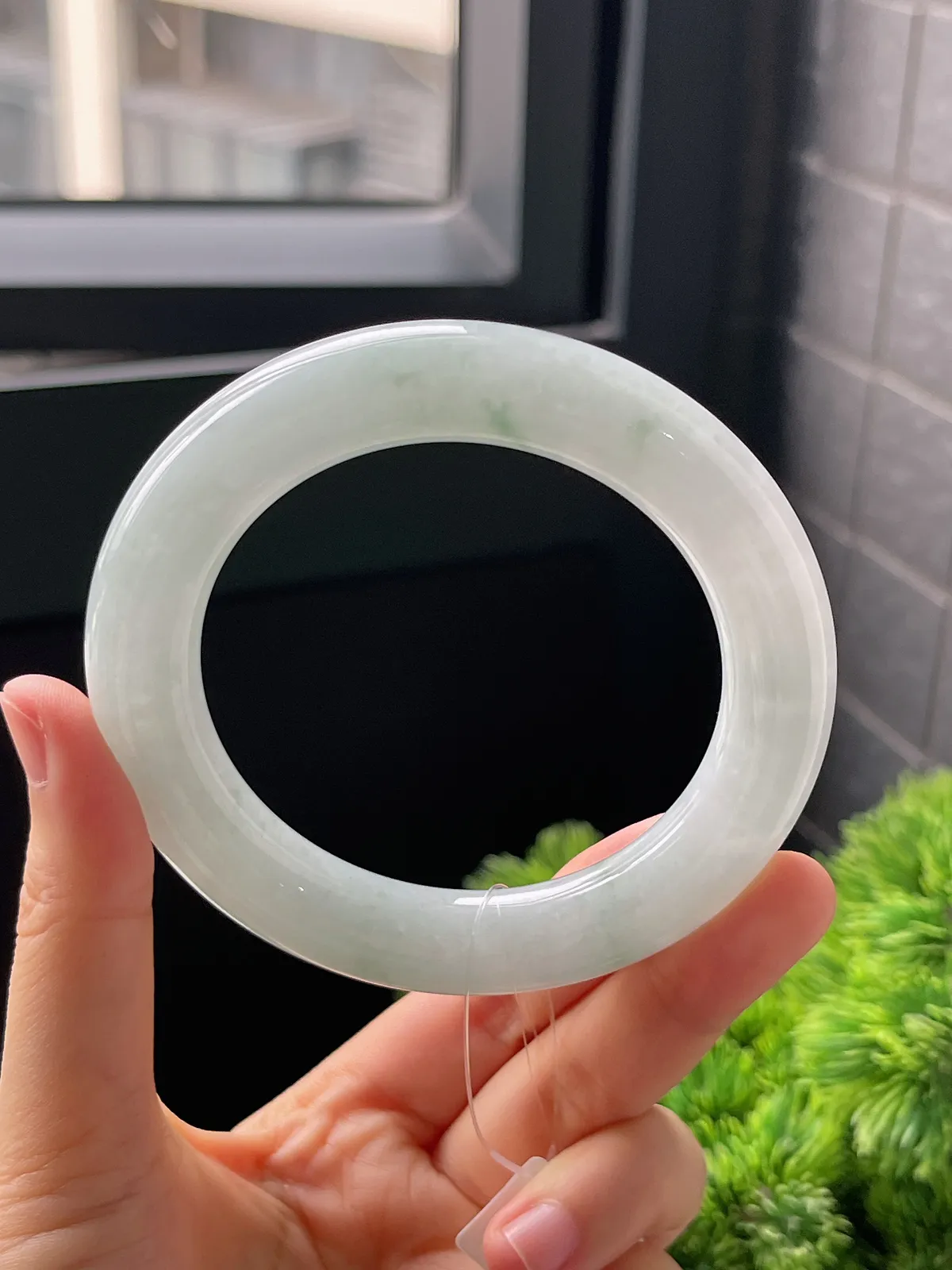 圆镯57.8圈口，翡翠糯化种飘绿手镯