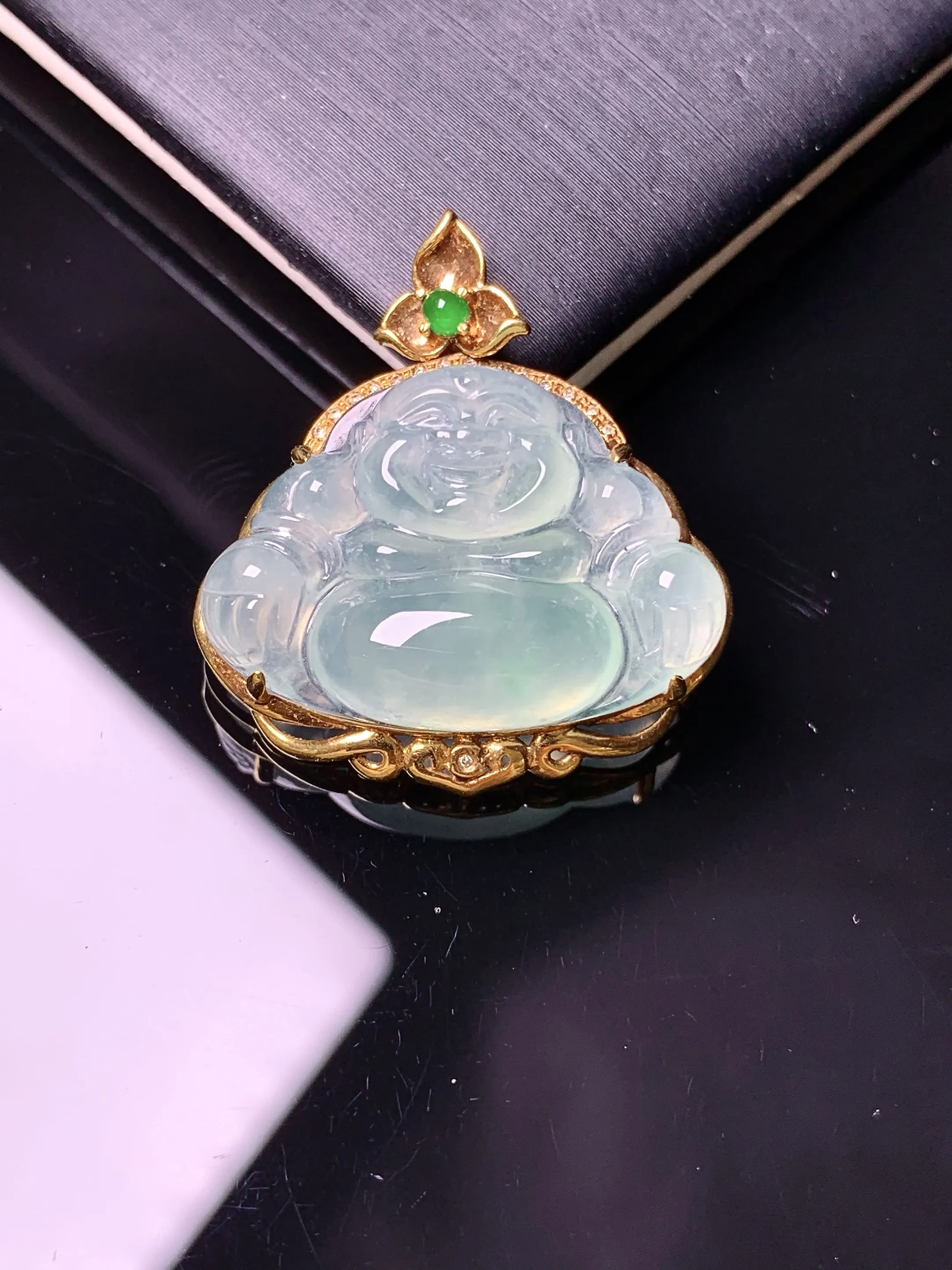 18k金钻镶嵌冰种佛公吊坠 玉质细腻 色泽艳丽清新 整体尺寸27.2*25.5*8.2