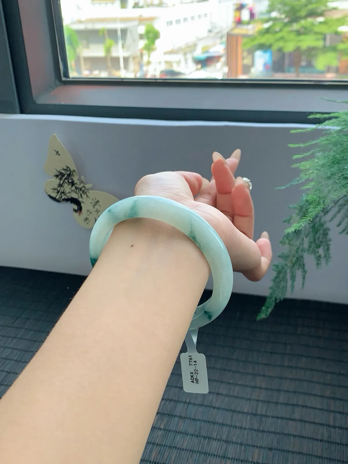 【冰飘花手镯】
一汀烟雨杏花寒雨过天晴的柔风绿色 澄净湖水的宁静仿佛整个春天都在里面
【尺寸】61-13-8mm