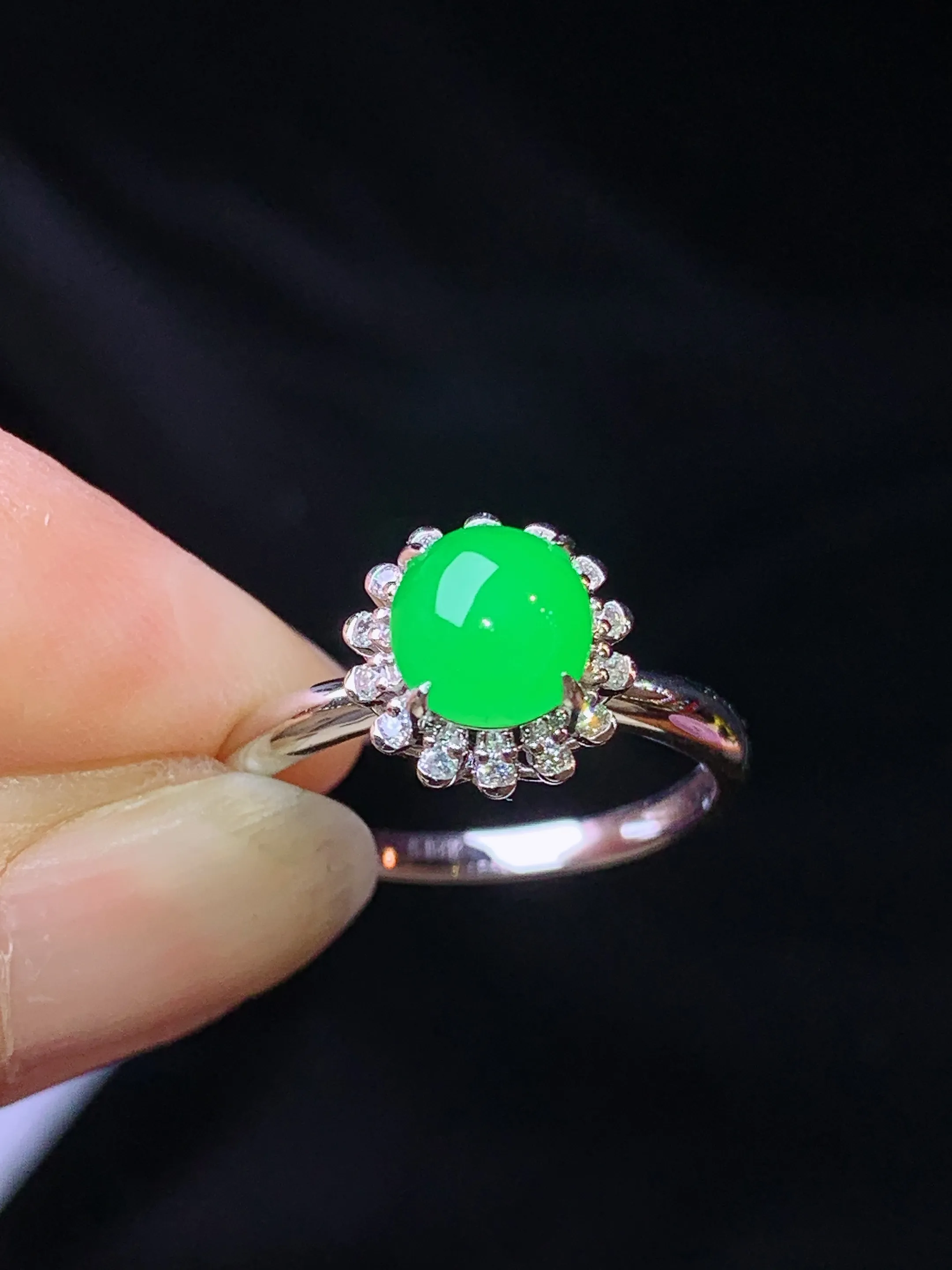 18k金钻镶嵌满绿蛋面戒指 玉质细腻 色泽艳丽清新 圈口13 整体尺寸10*8.2