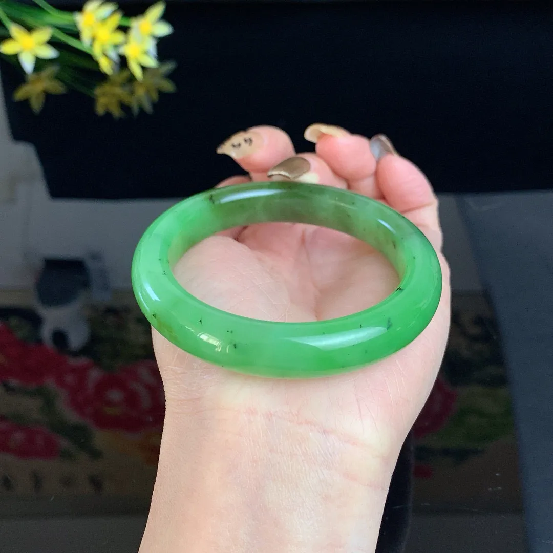 和田玉56.5圈口苹果绿碧玉手镯！玉质细腻油润 底色纯净 无裂无棉 脂粉好，品质高
