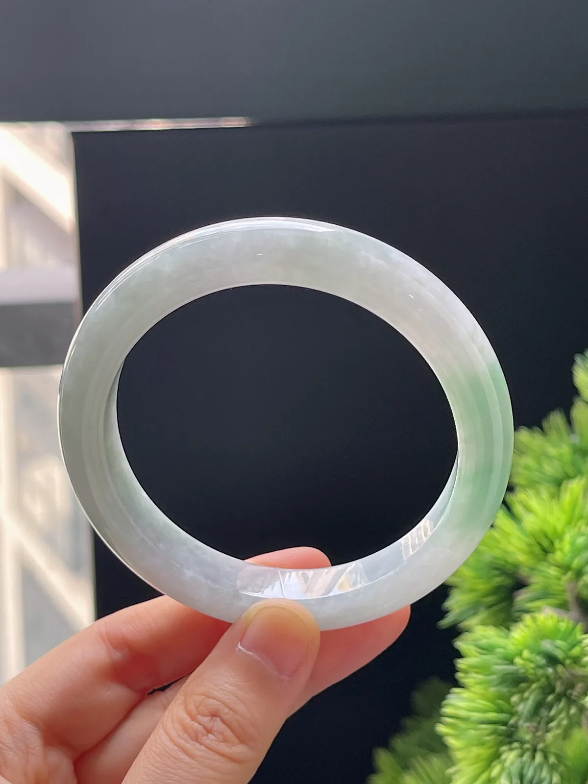 正圈57.7圈口，翡翠糯化种飘绿手镯