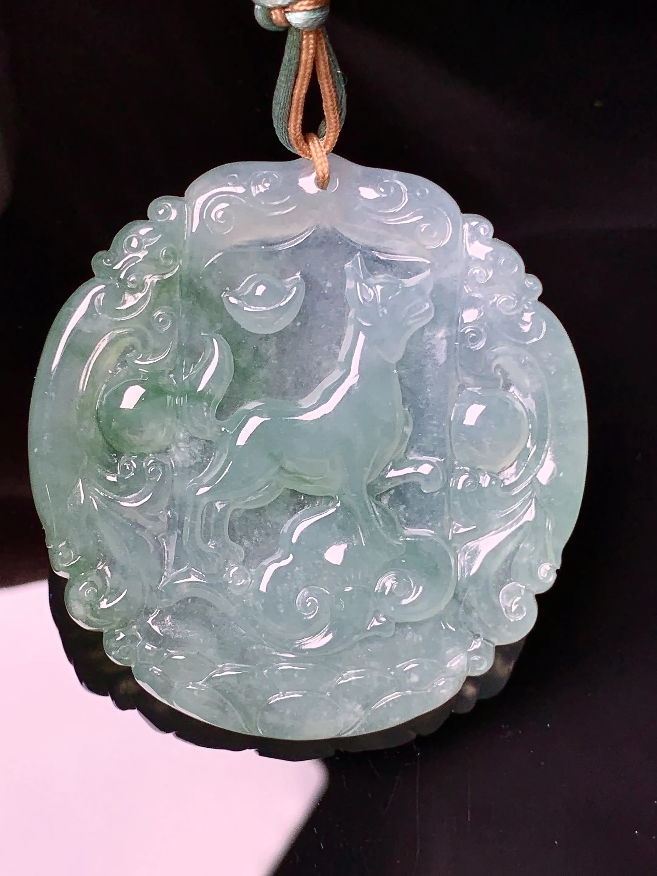冰种飘绿生肖狗牌吊坠 玉质细腻 色泽艳丽清新 整体尺寸47.8*45.2*5.2