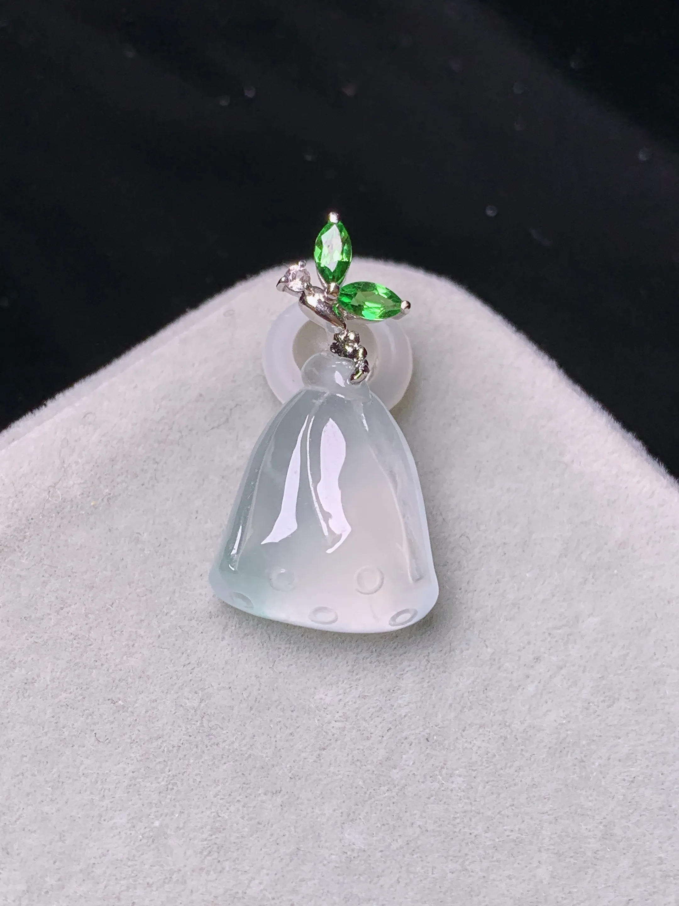 18k金钻镶嵌冰种莲蓬吊坠 玉质细腻 色泽艳丽清新 整体尺寸23.5*12.8*6