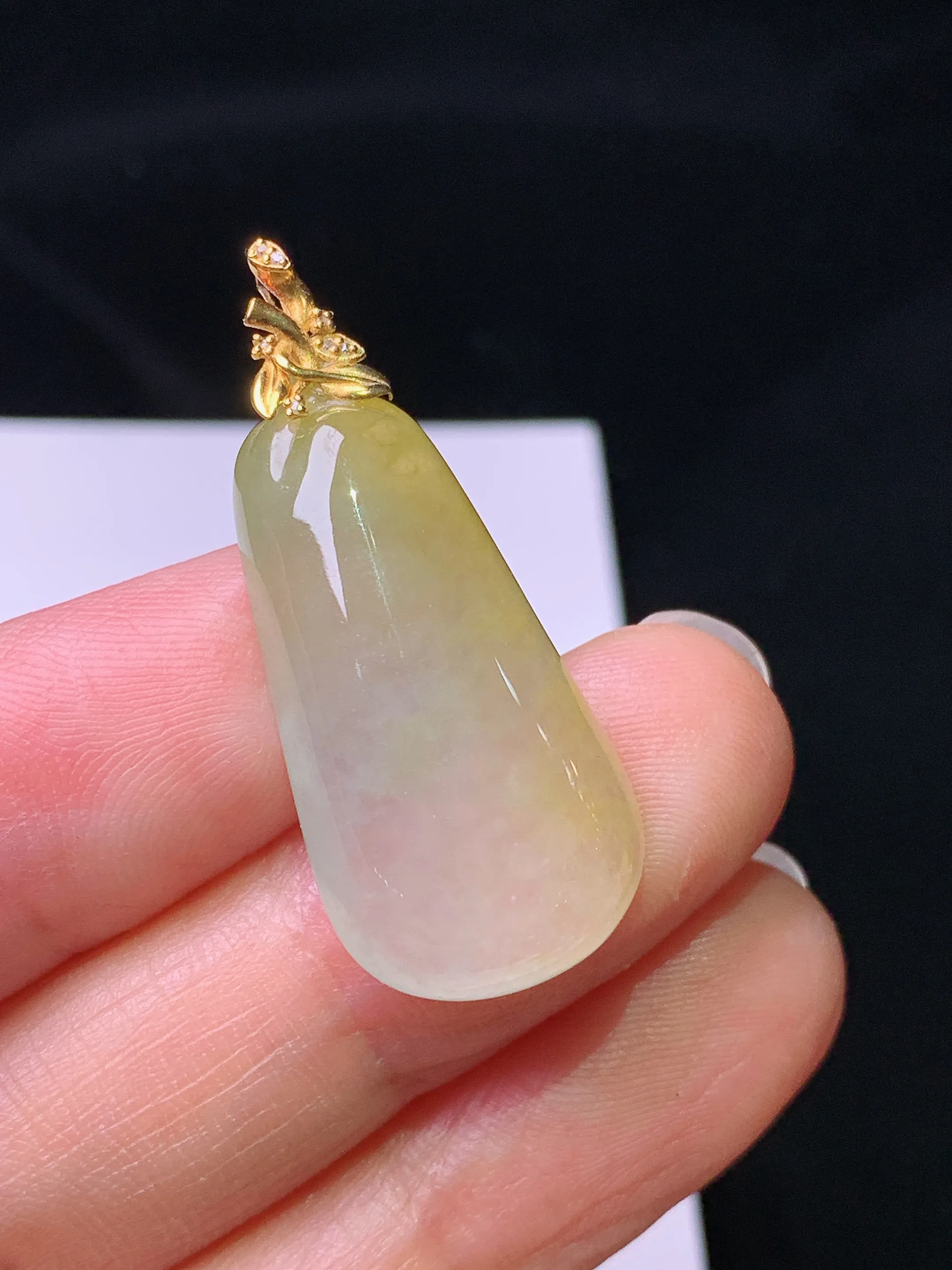 18k金钻镶嵌冰种飘黄翡福瓜吊坠 玉质细腻 色泽艳丽清新 整体尺寸34.3*14.5*6.2