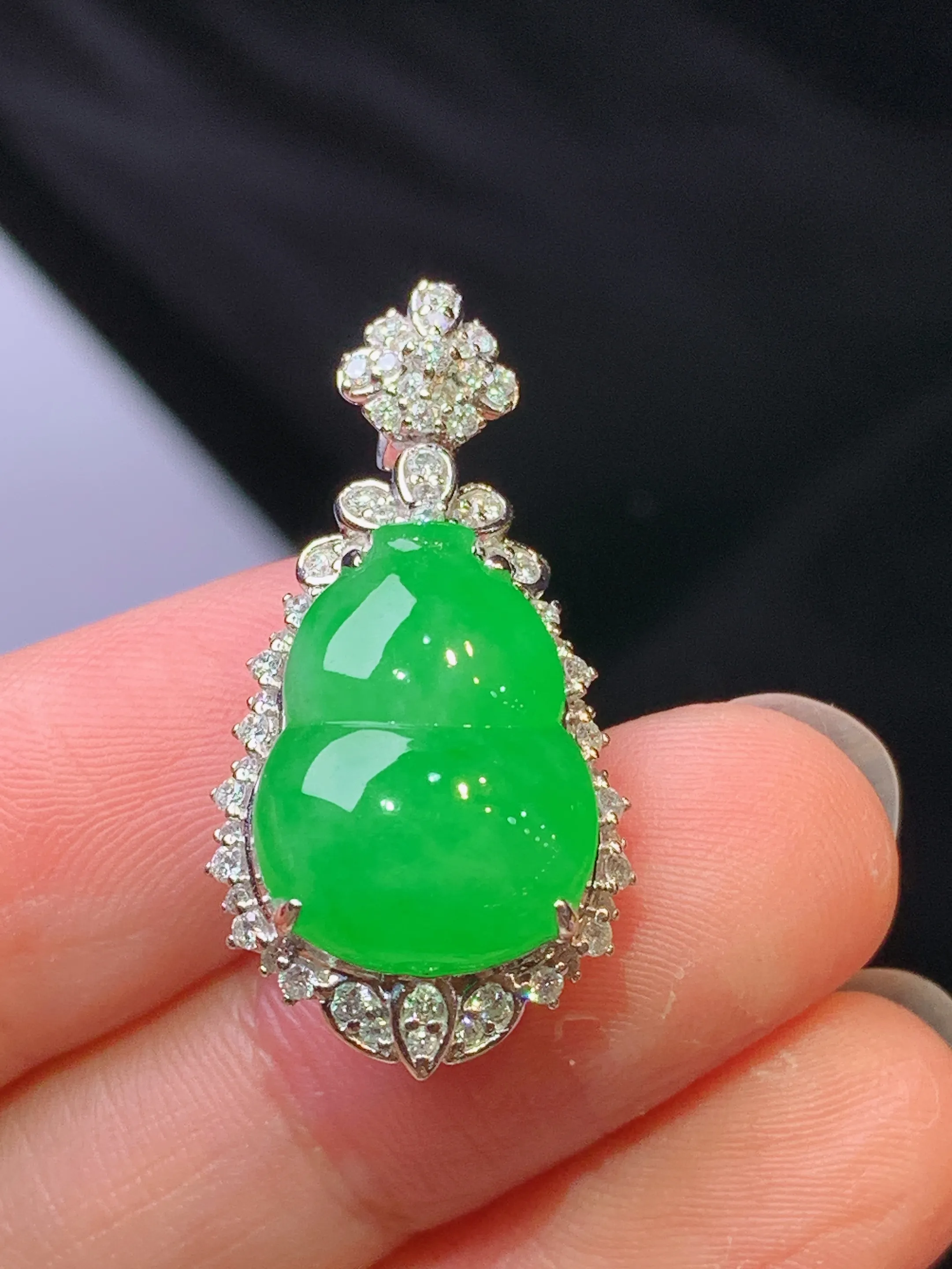 18k金钻镶嵌满绿葫芦吊坠 玉质细腻 色泽艳丽清新 整体尺寸30*15.2*12