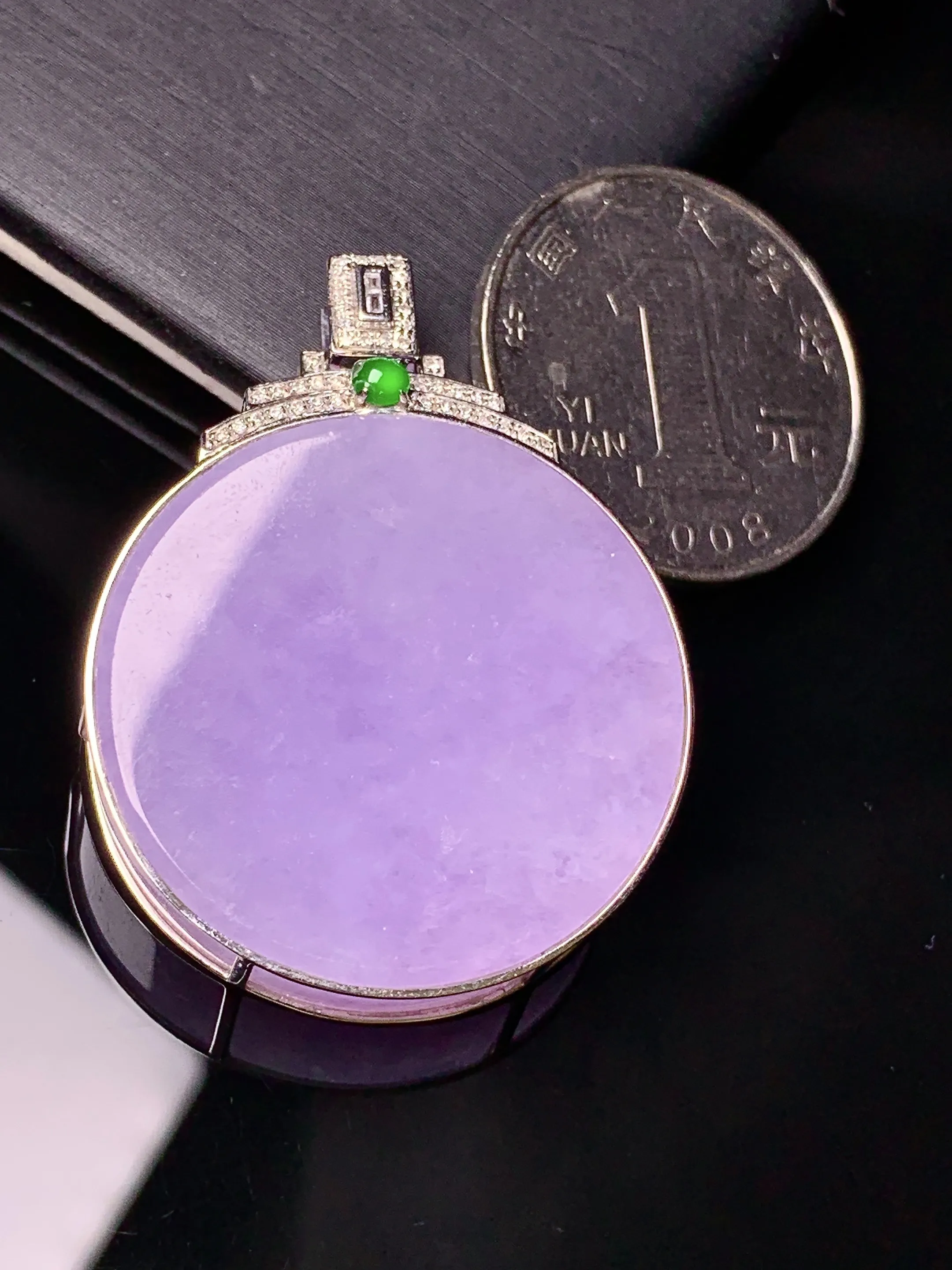 18k金钻镶嵌紫罗兰圆牌吊坠 玉质细腻 色泽艳丽清新 整体尺寸39.3*29.5*7.5