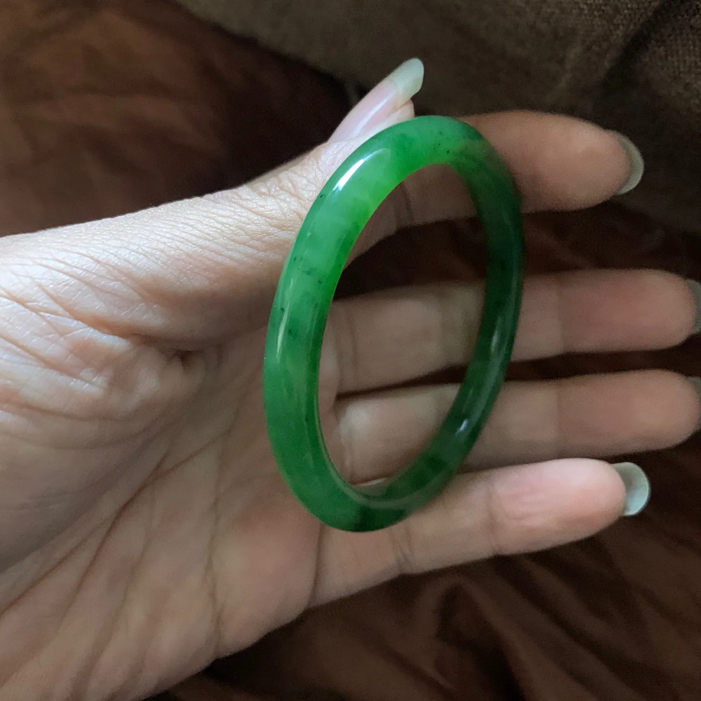 和田玉碧玉54.5圈口苹果绿手镯，镯型古朴典雅。在诗情画意的雨巷相遇，你是我腕间的一抹风情，有你眸有深情.清风荡漾湖间静水，我愿俯身低眉，在烟波涟漪处寻