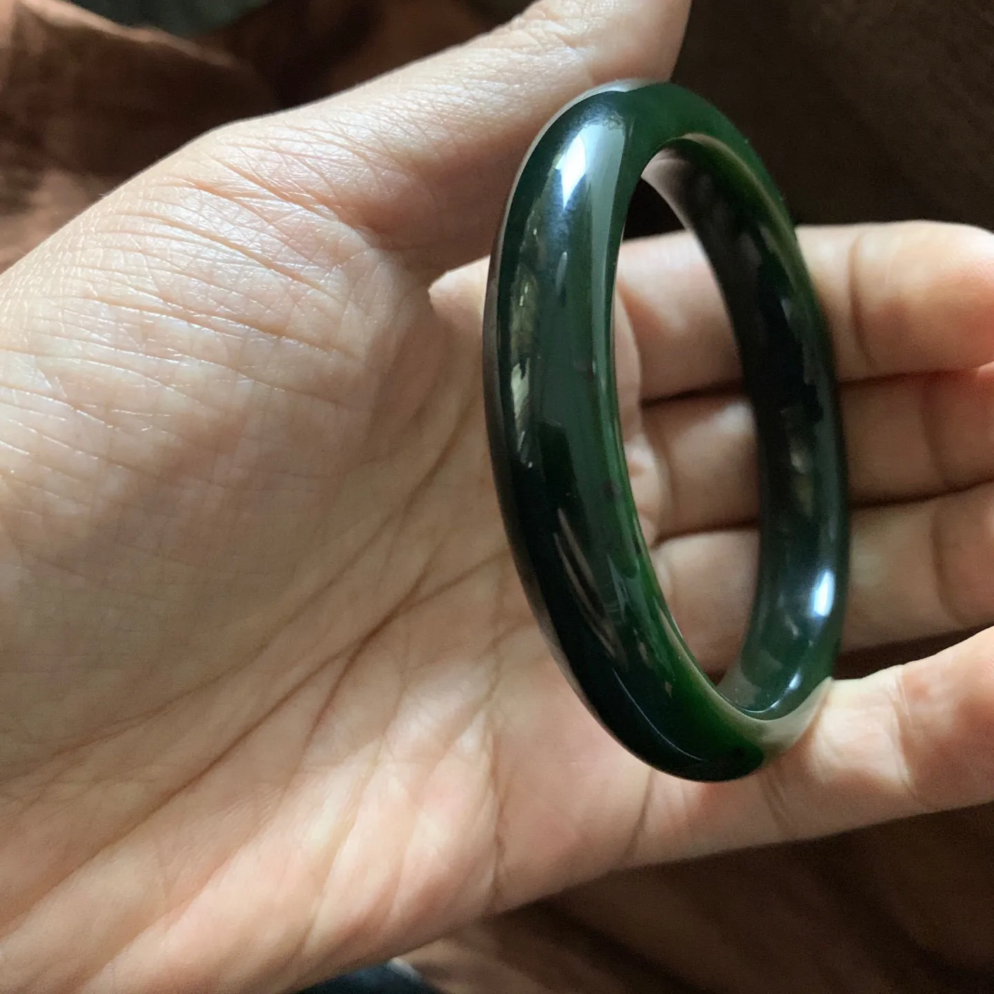 和田玉碧玉54.8圈口菠菜绿手镯【挽间柔情】，镯型古朴典雅。在诗情画意的雨巷相遇，你是我腕间的一抹风