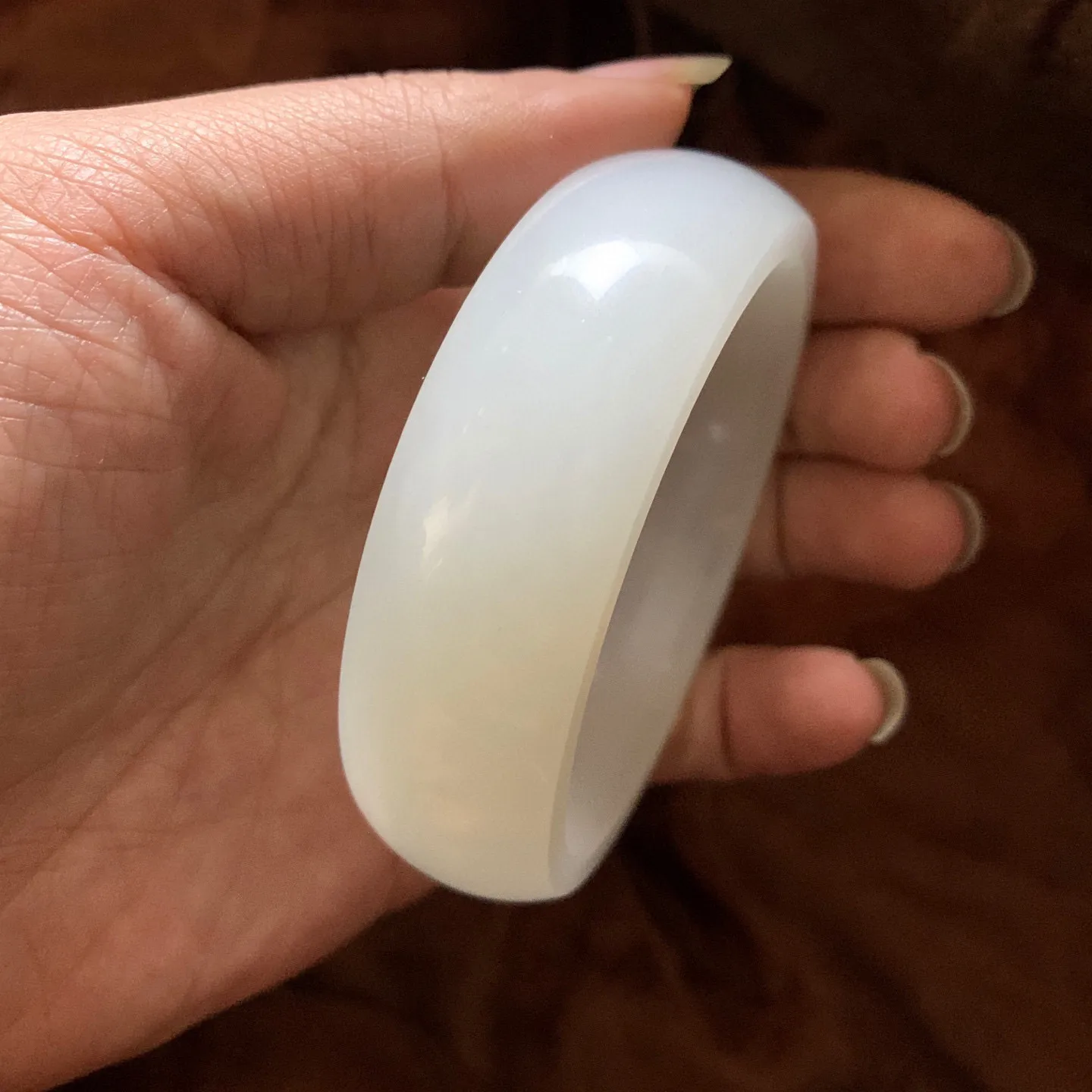 土豪款，和田玉58.8圈口羊脂白宽版手镯【挽间柔情】，镯型古朴典雅。在诗情画意的雨巷相遇，你是我腕间