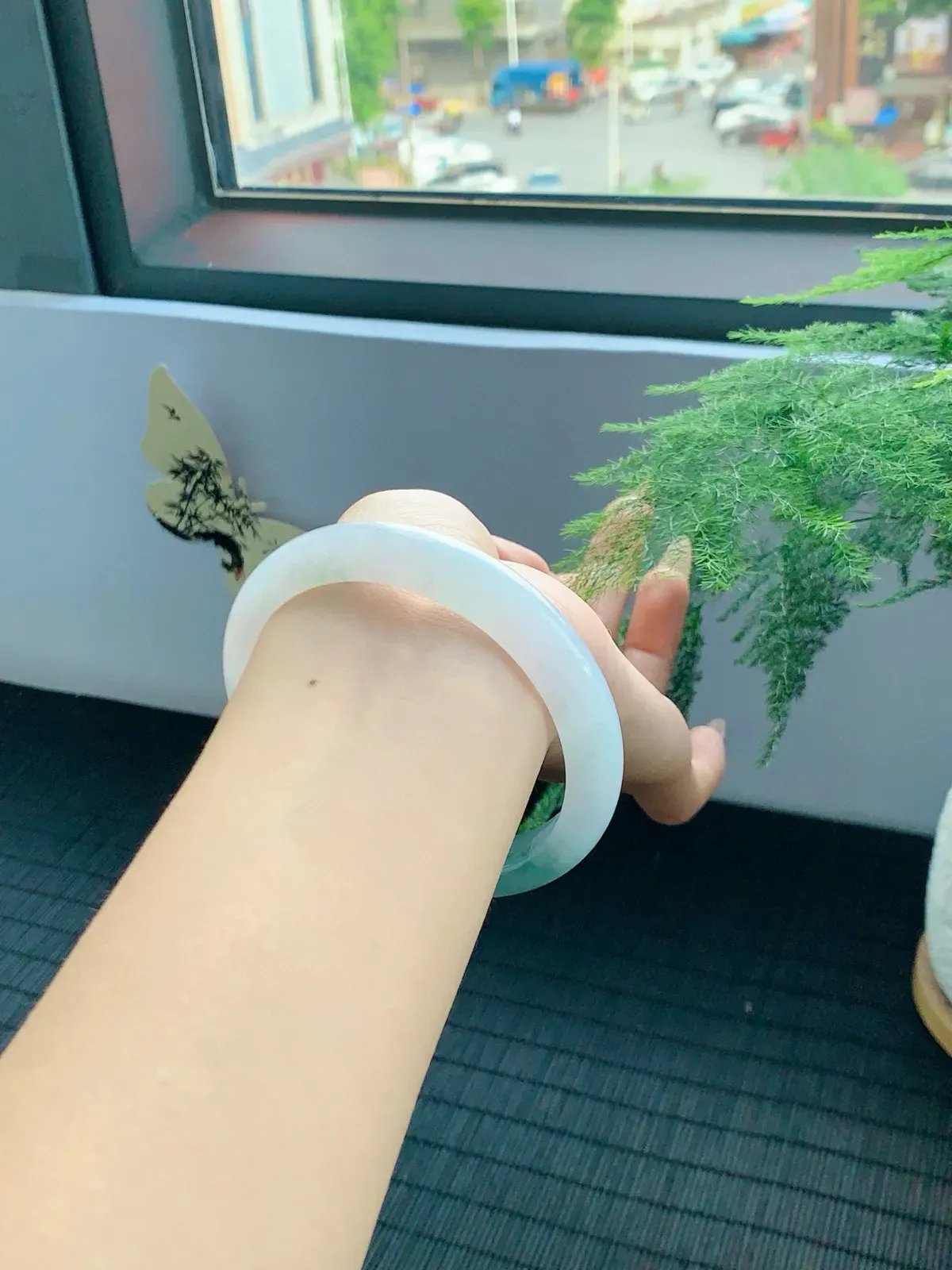 冰飘绿翡翠手镯，清泉般泌人心脾，丝丝绿润进心田，如清风徐来，令人心旷神怡，有种独一无二的诗意美
【尺寸】61-12-8mm