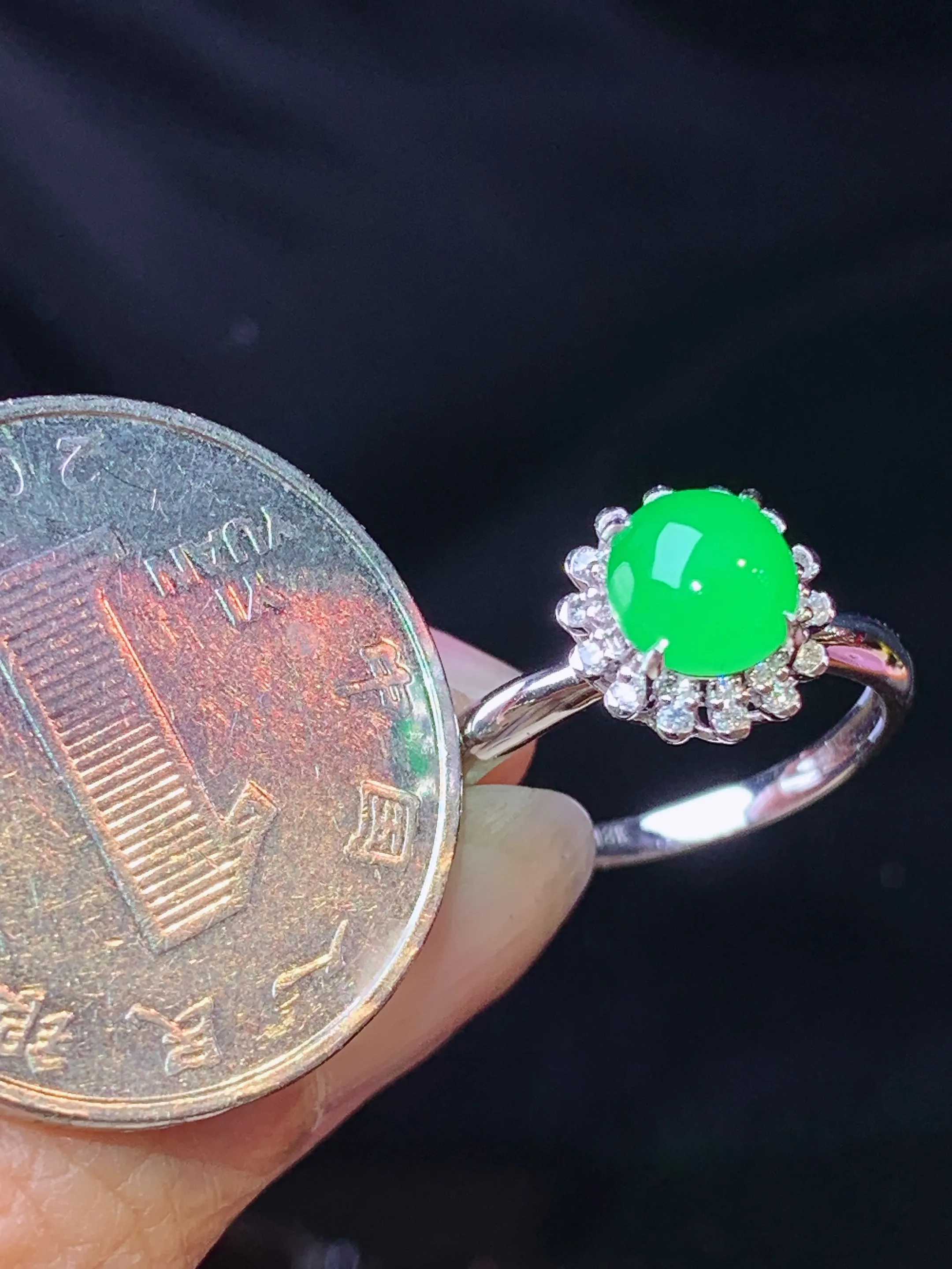 18k金钻镶嵌满绿蛋面戒指 玉质细腻 色泽艳丽清新 圈口13 整体尺寸10*8.2