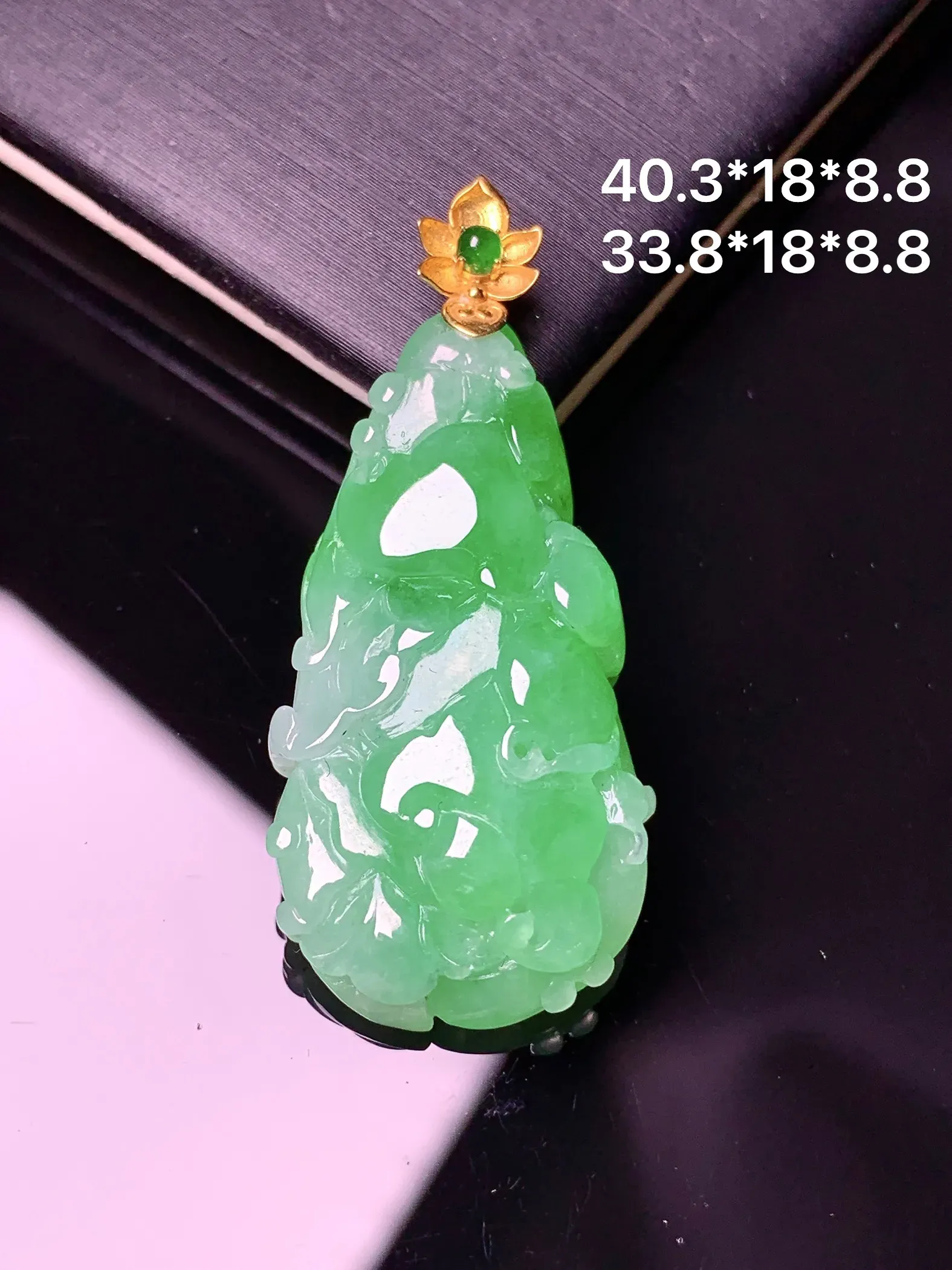 18k金镶嵌翠绿白菜吊坠 玉质细腻 色泽艳丽清新 整体尺寸40.3*18*8.8