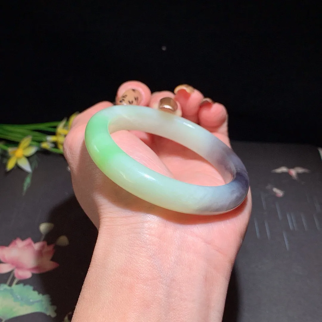 和田玉53圈口翠青漂紫三色手镯！青海翠！玉质细腻油润 底色纯净 无裂无杂 脂粉好，品质高