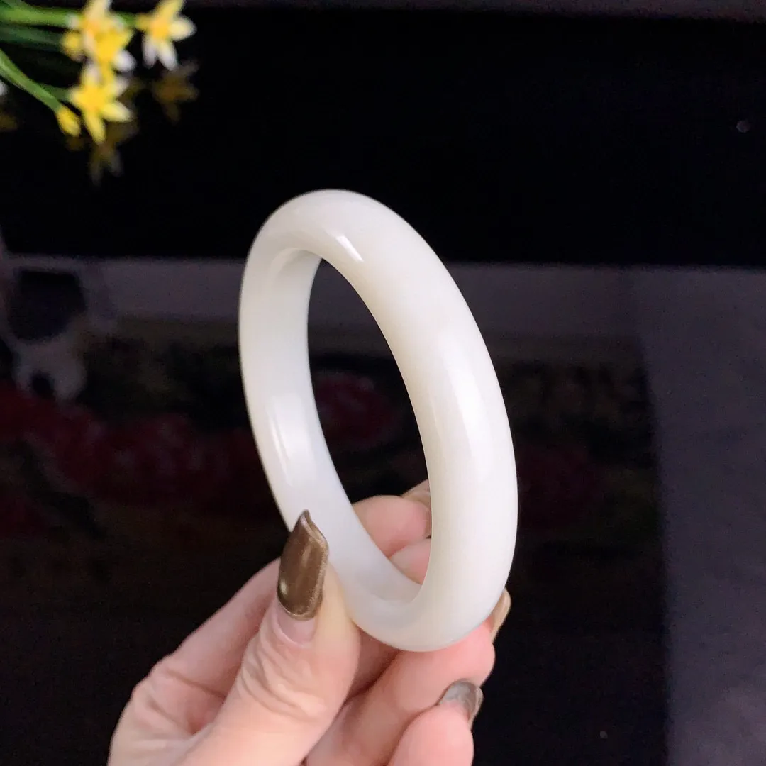 和田玉57.6圈口暖白色手镯！玉质细腻油润 底色纯净无裂无杂 脂粉好，品质高